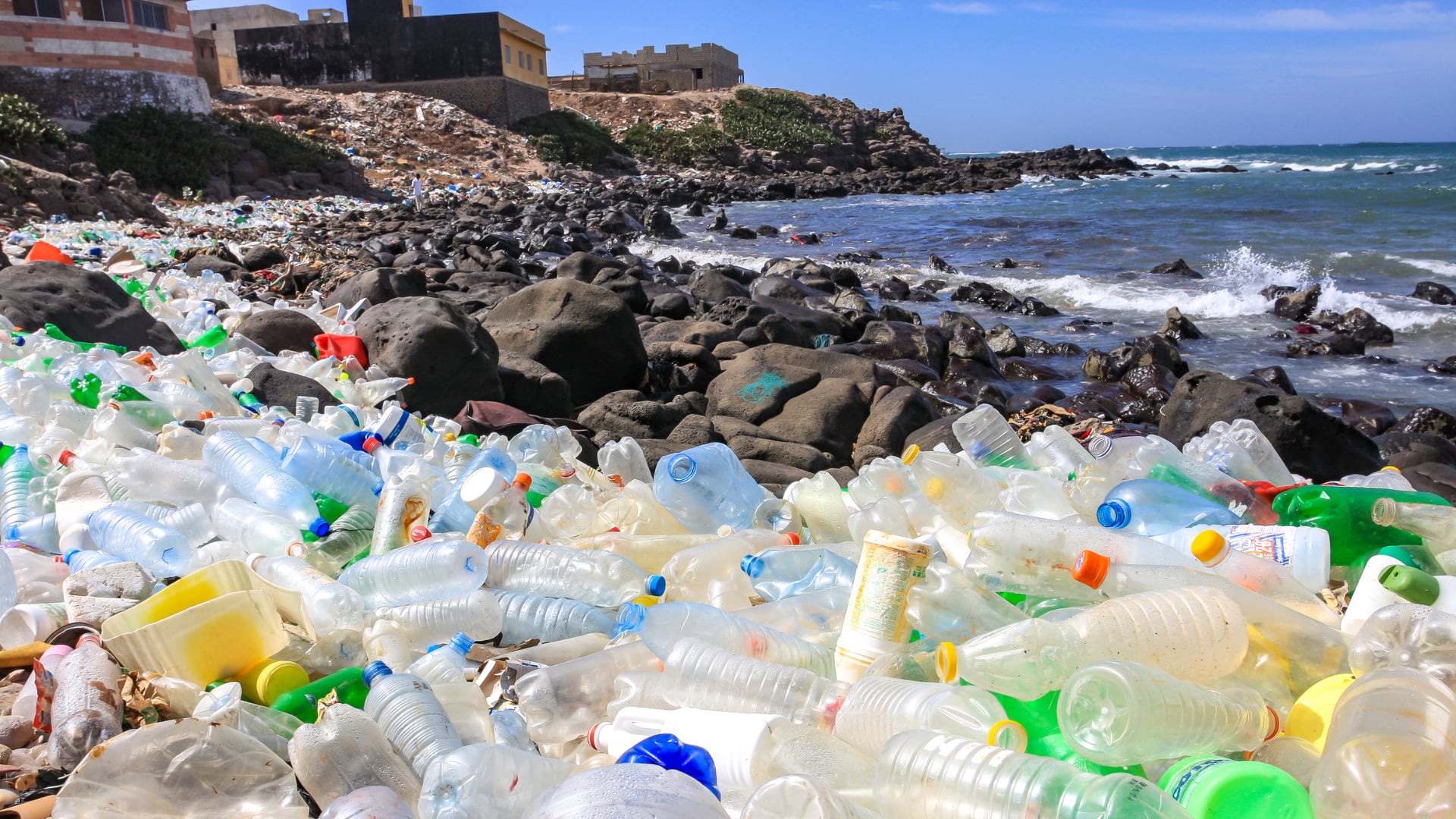 Investigación científica identificó a Centroamérica como la región más contaminada del Pacífico por residuos de botellas plásticas.