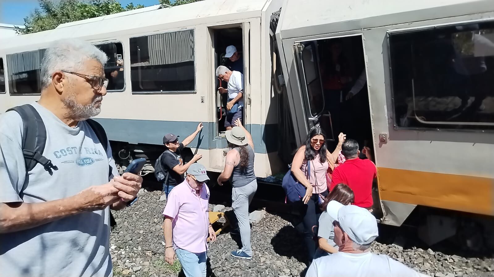 El servicio de tren iba con 100 pasajeros procedentes de Heredia. Pasajeros bajando segundos luego del impacto. Fotografía: