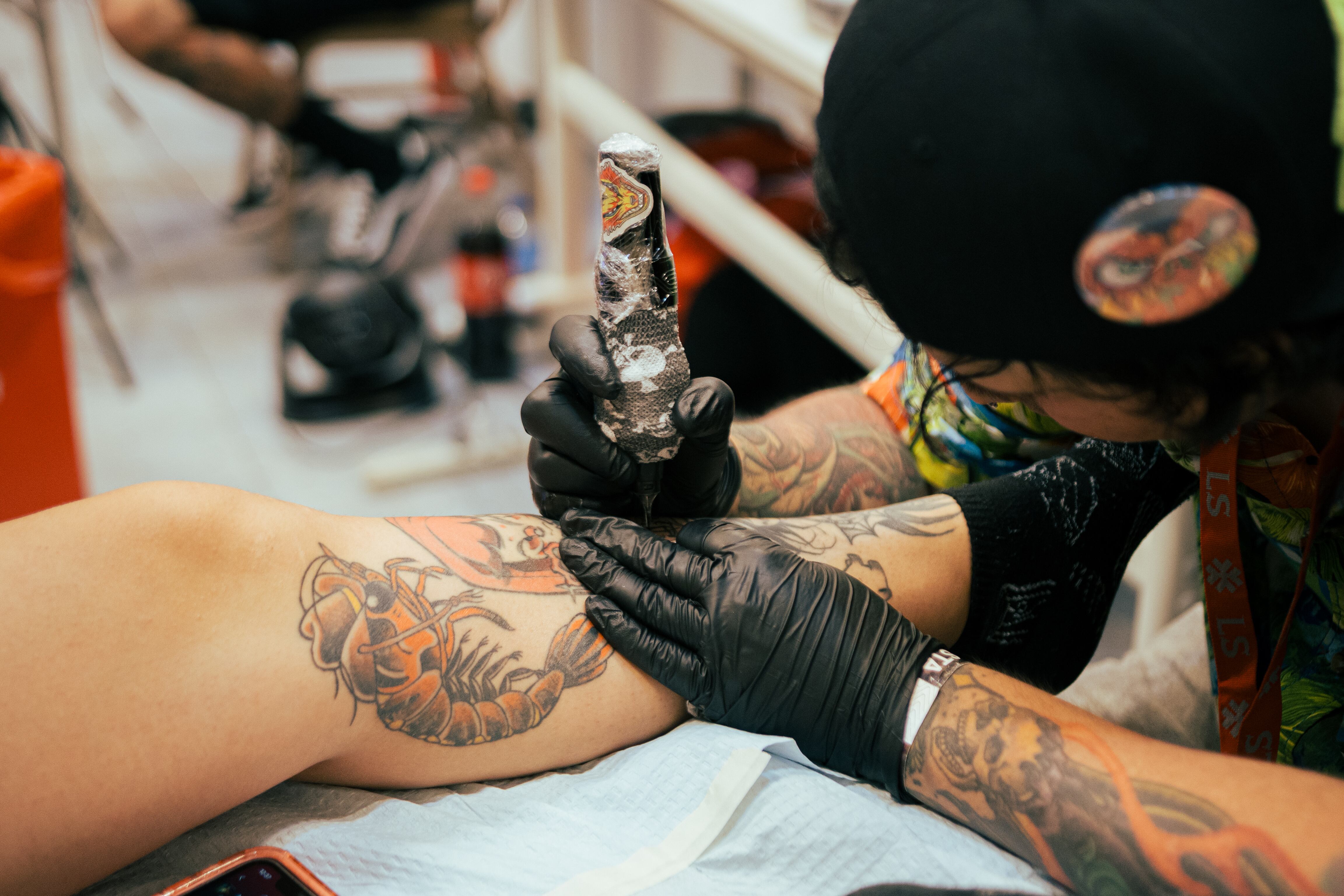 Personas tatuando.