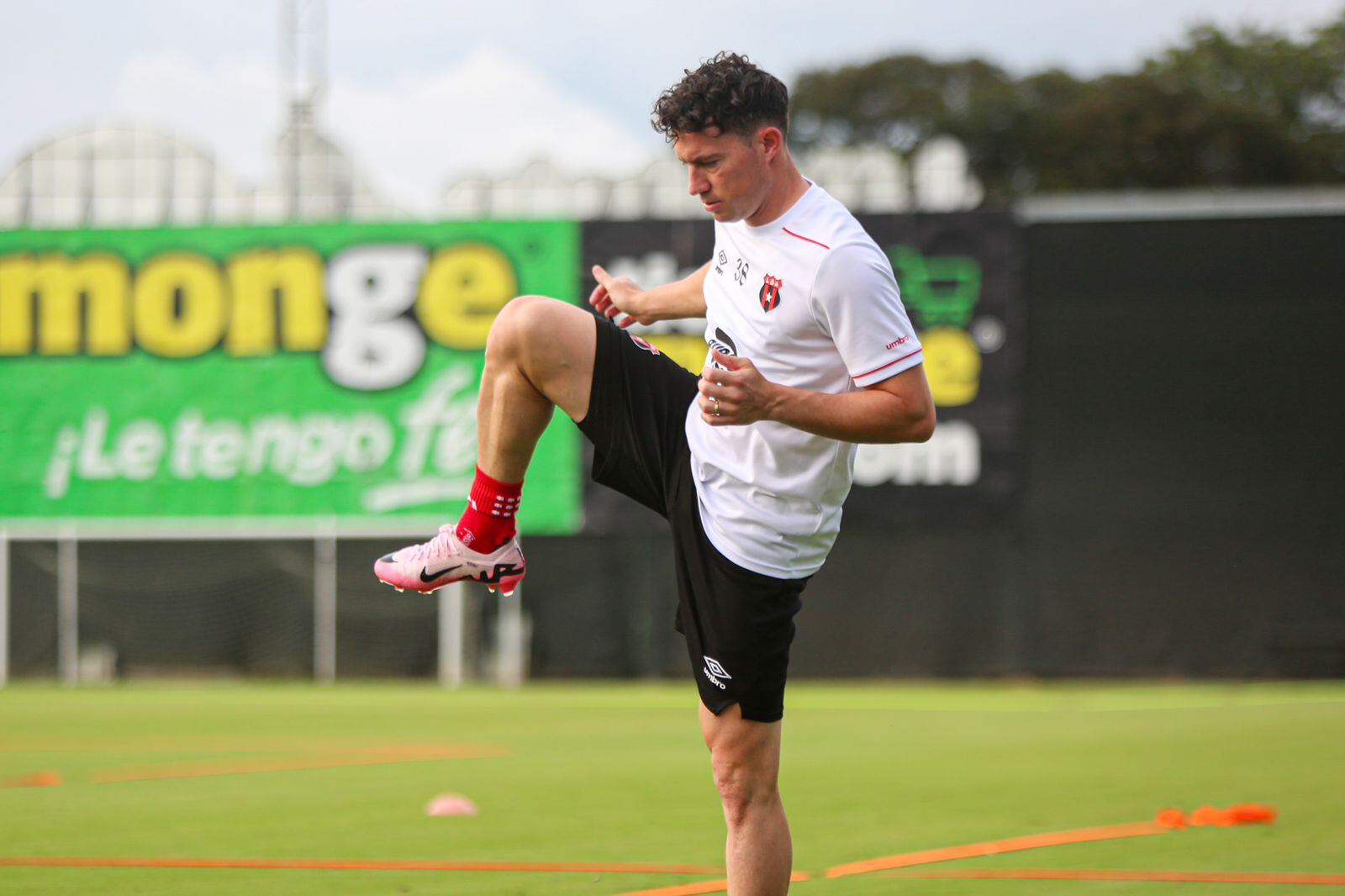 Bryan Oviedo se entrenó por primera vez con Liga Deportiva Alajuelense y habló sobre sus expectativas.