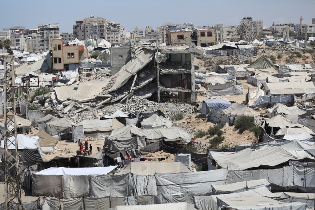 Vista de un campamento de tiendas de campaña donde palestinos desplazados luchan por sobrevivir en medio de la extensa destrucción causada por los ataques israelíes en la Ciudad de Gaza, Gaza, Palestina, el 3 de septiembre de 2026.