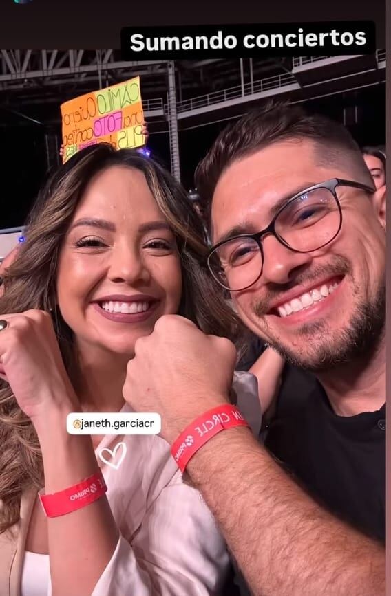 Janeth García junto a un amigo.