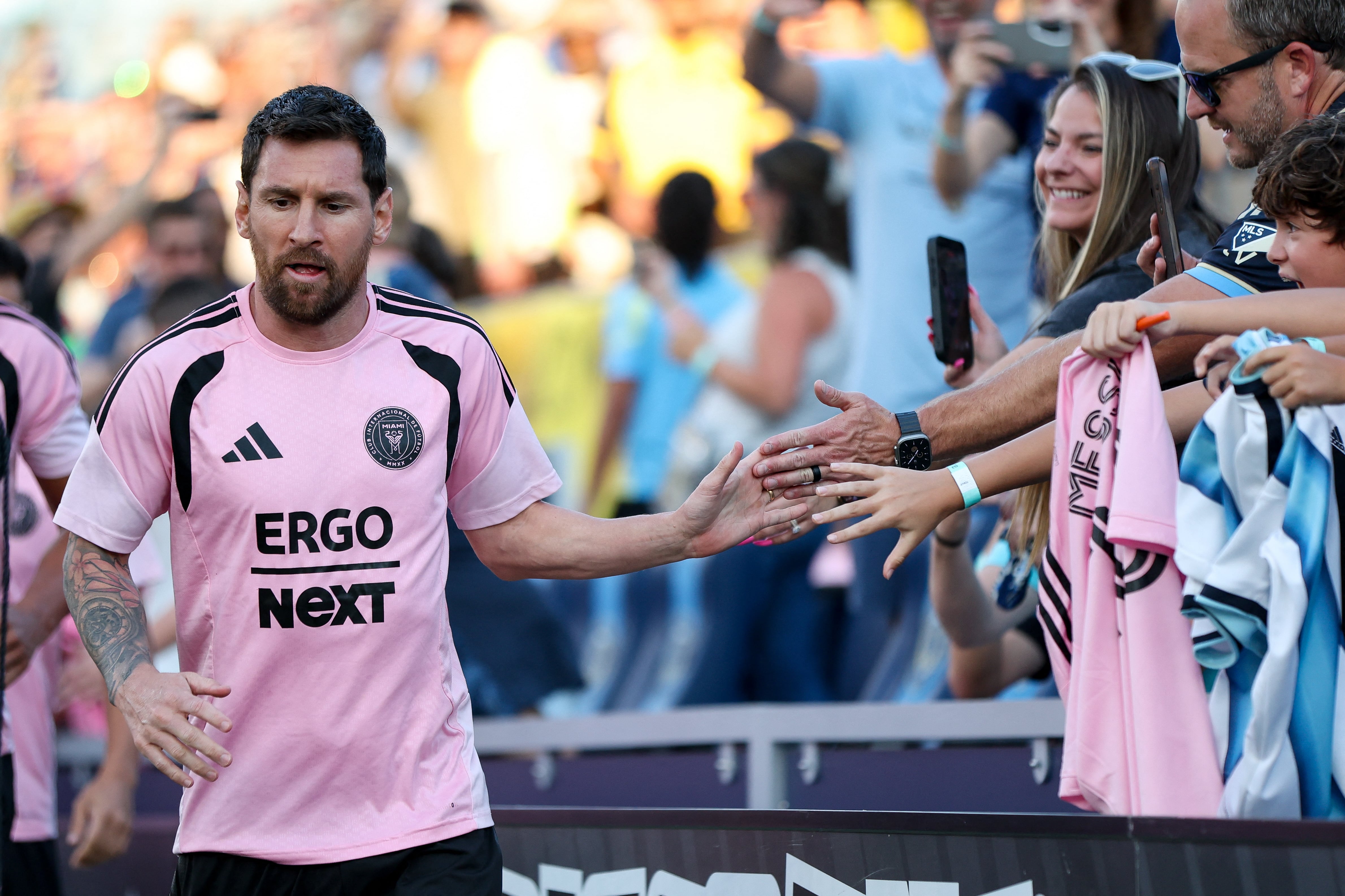 Lionel Messi saluda a los aficionados antes del partido entre el Inter Miami y el Philadelphia Union en el Subaru Park, este 19 de agosto.