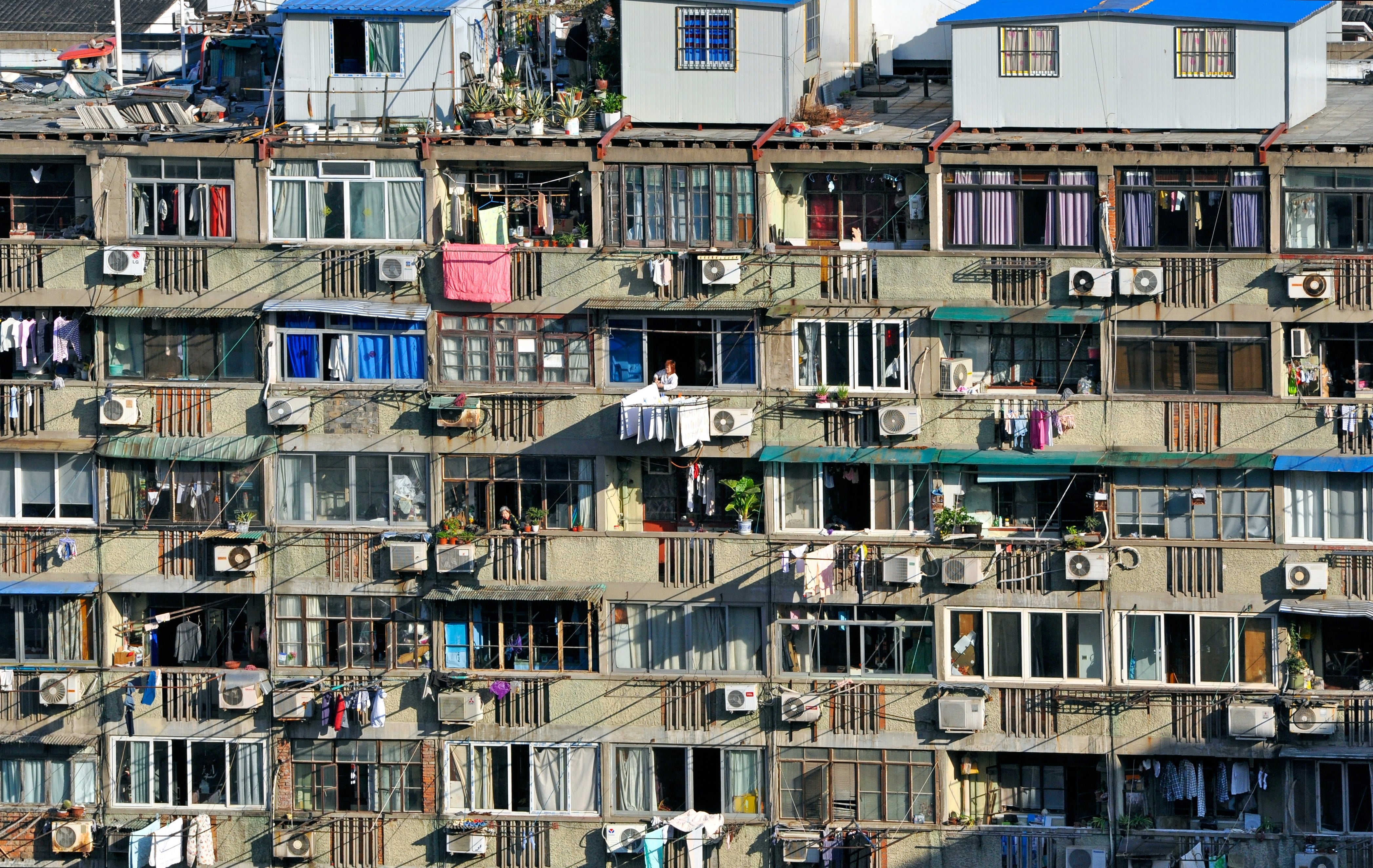 Pequeños y numerosos apartamentos en vertical en Shanghái, China, en noviembre de 2013