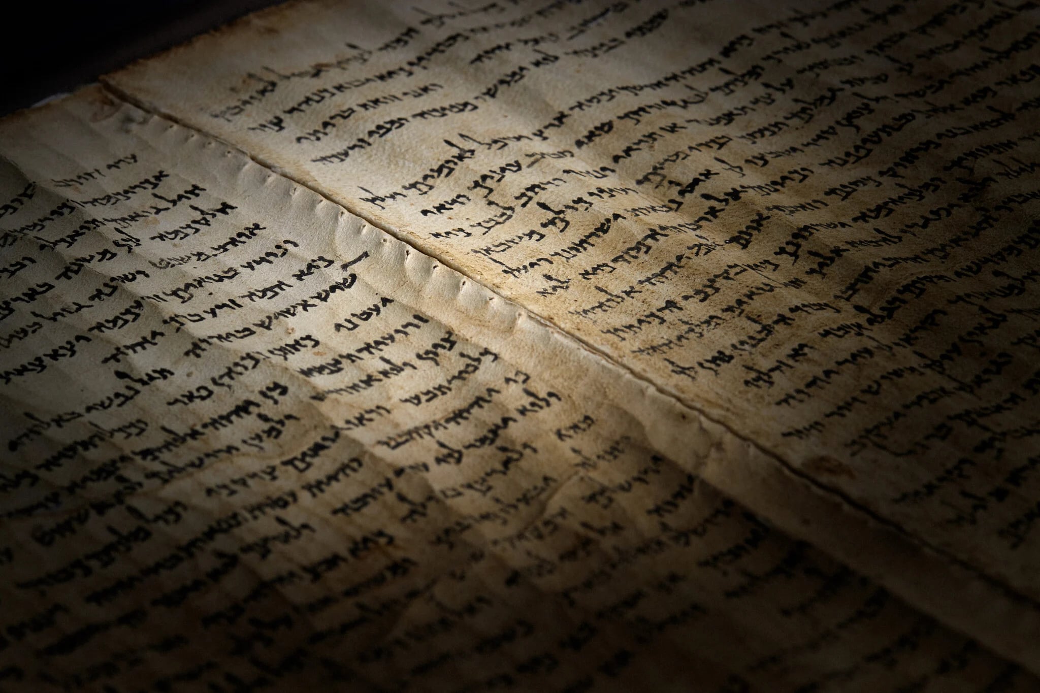 Análisis material e inteligencia artificial muestran que el Gran Pergamino de Isaías proviene de la unión de dos rollos elaborados en momentos distintos.