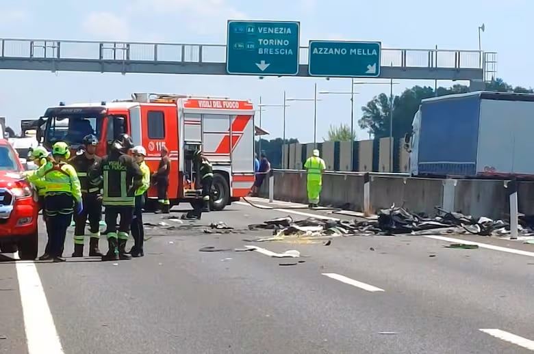 Dos personas murieron cuando una aeronave cayó en picada sobre una carretera del norte italiano y explotó en medio del tránsito.