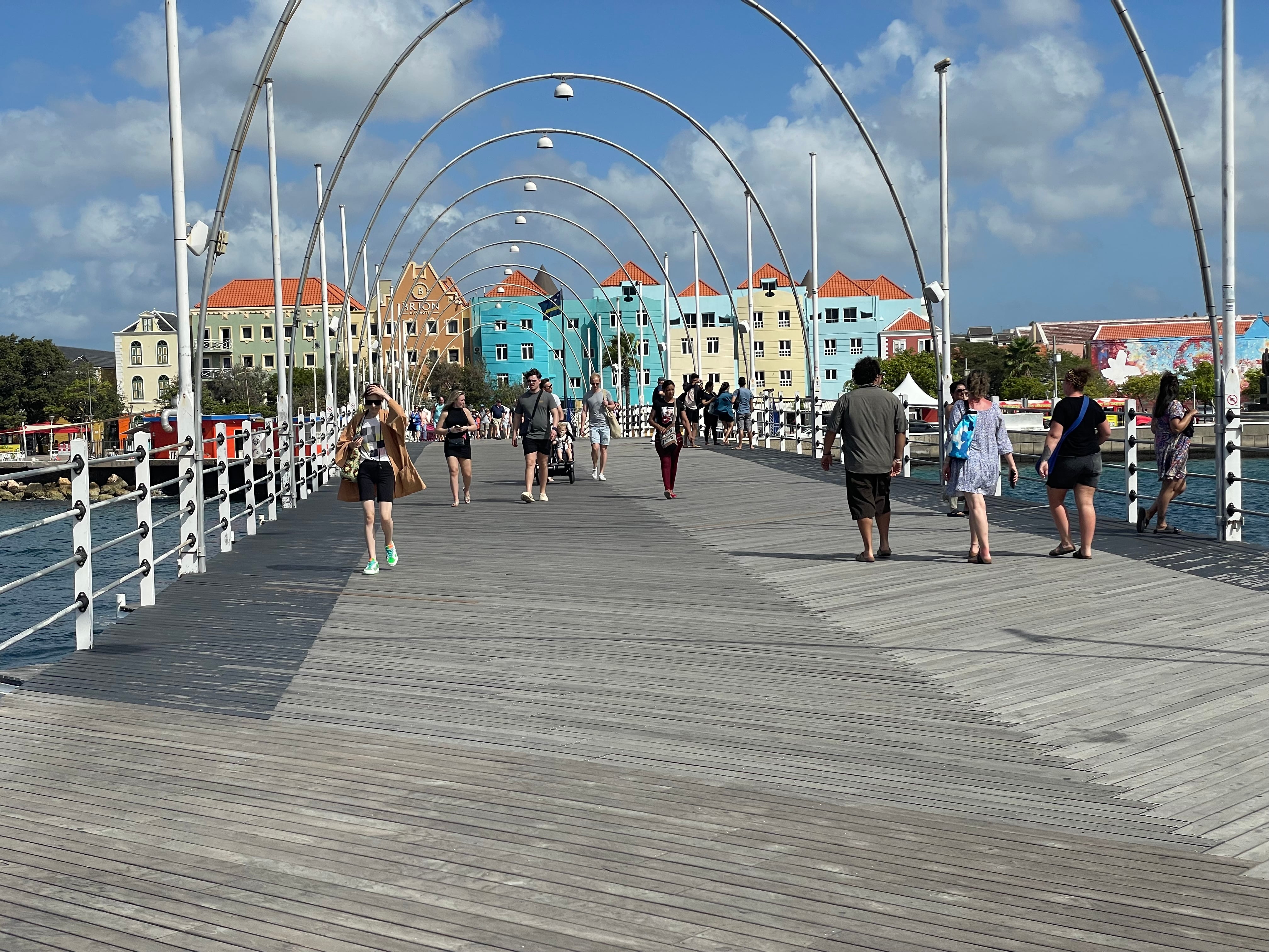 Las casas y edificios de colores son típicos de Willemstad, capital de Curazao.