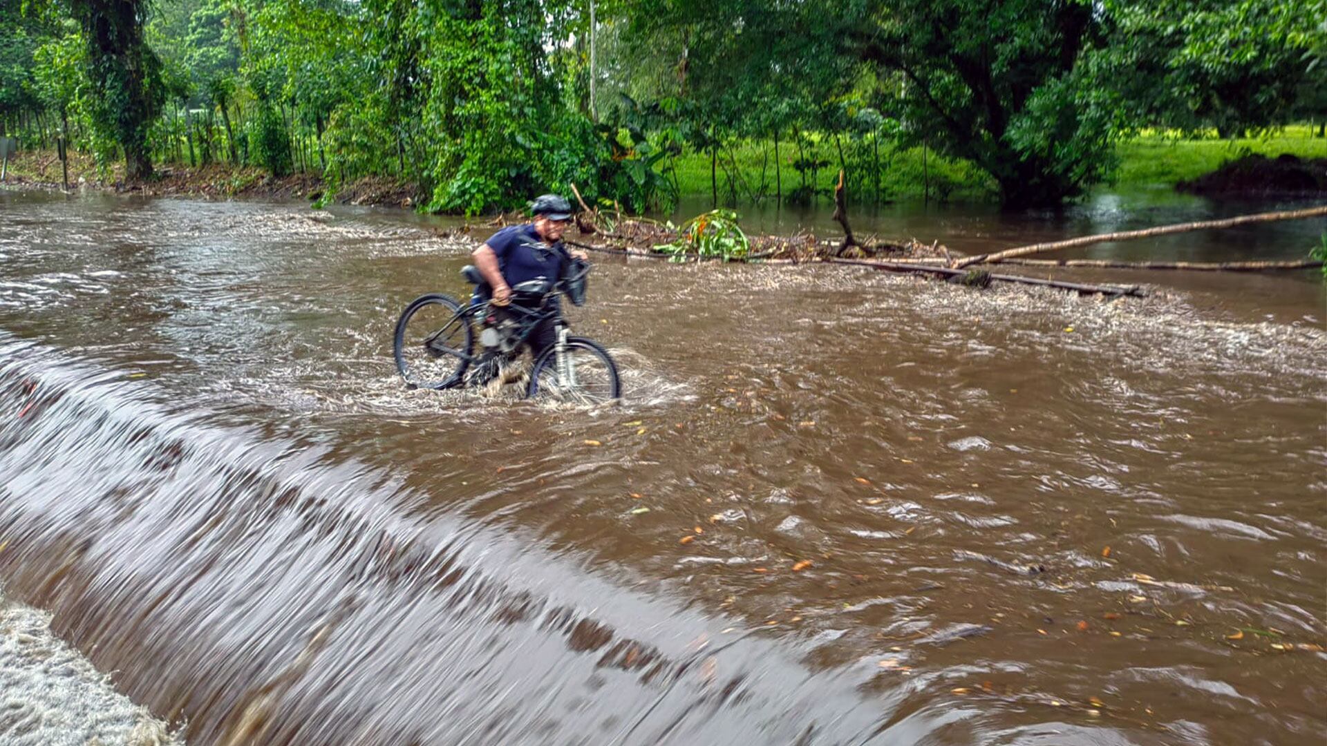 Crecida de los ríos mantienen desbordado afluentes del río Santa Clara.