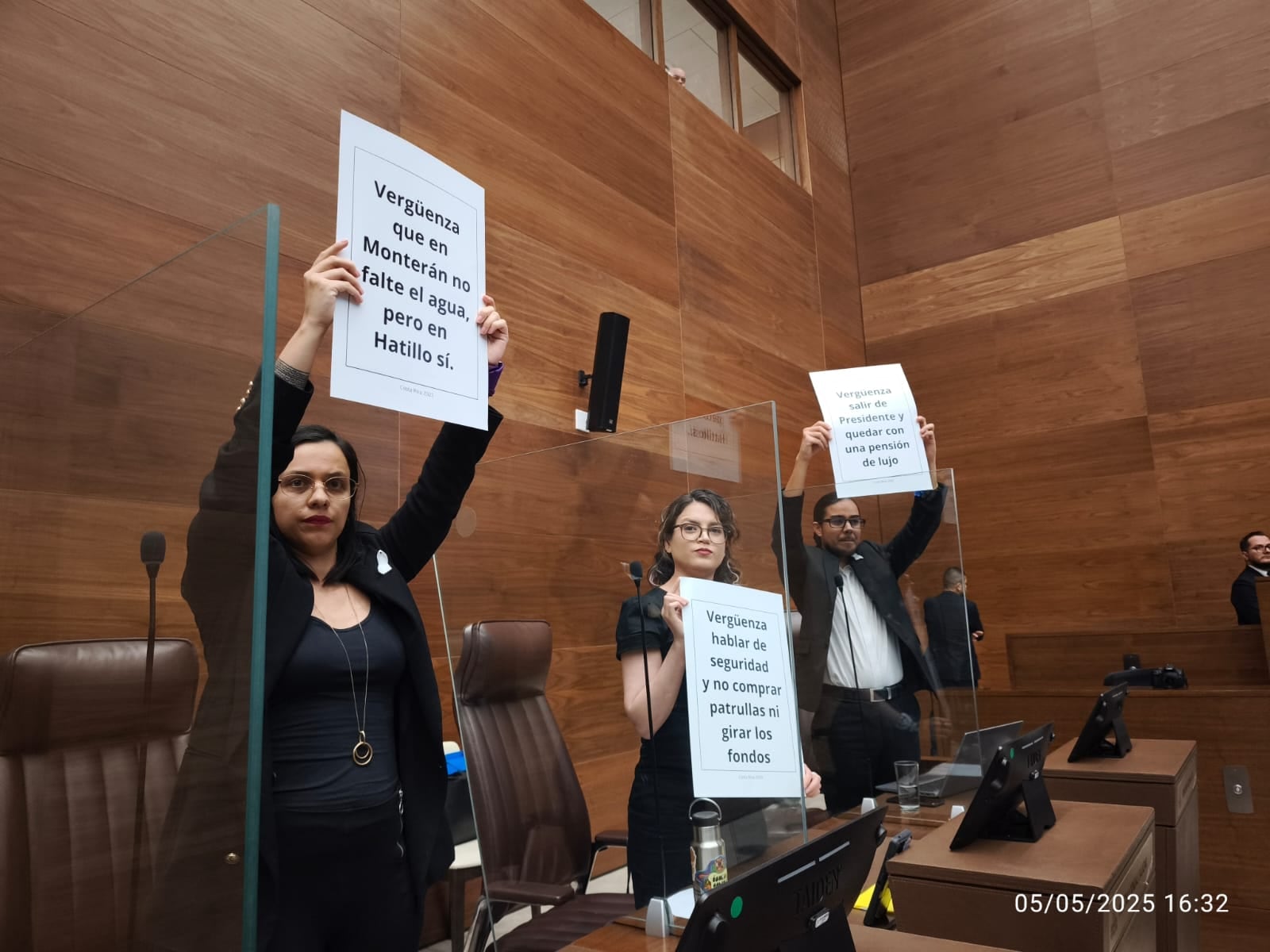 Mientras el presidente Chaves rinde el informe de labores, legisladores de oposición levantron carteles con mensajes de protesta.