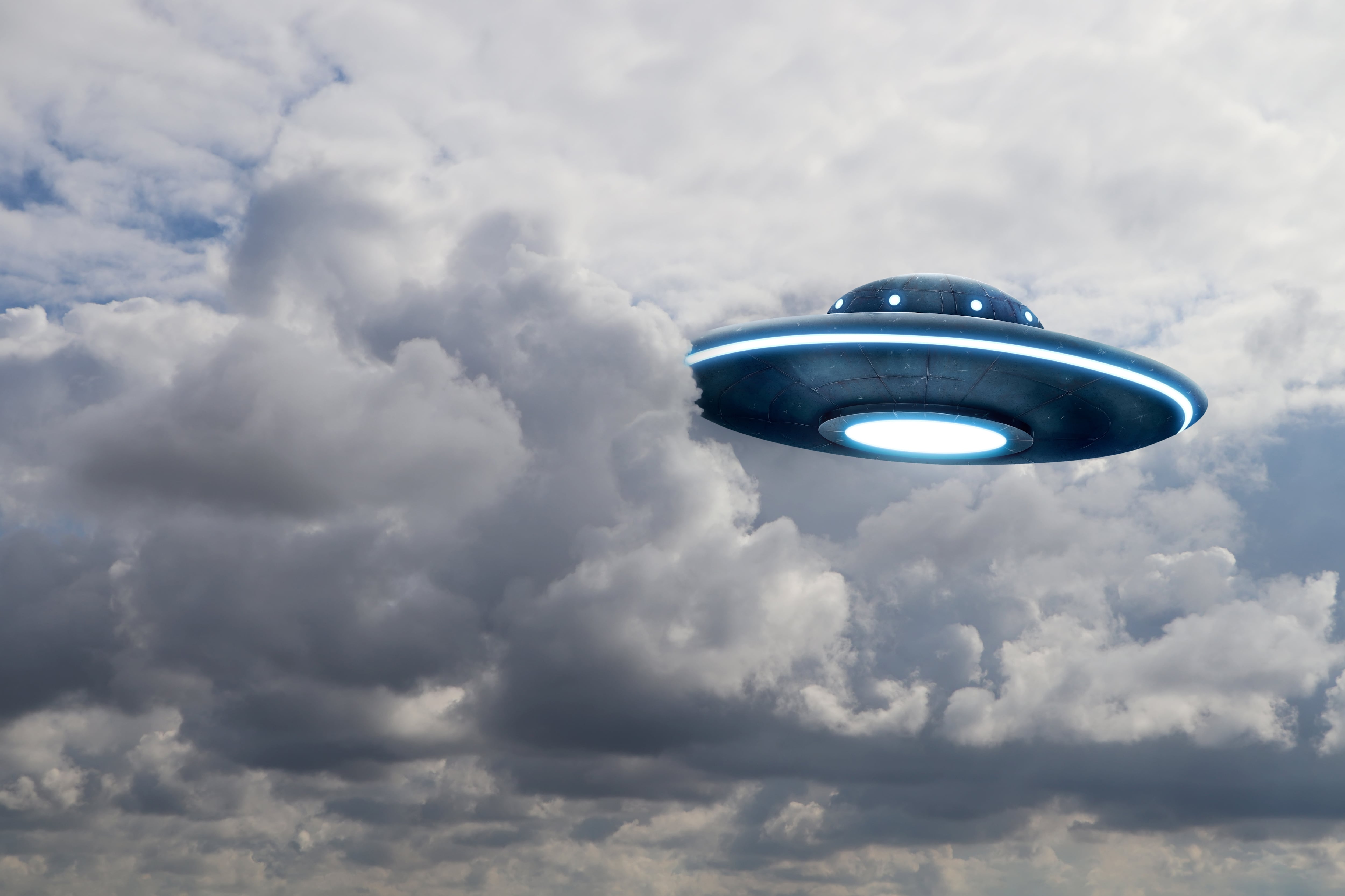 ovni, UFO, nave espacial alienígena entre nubes