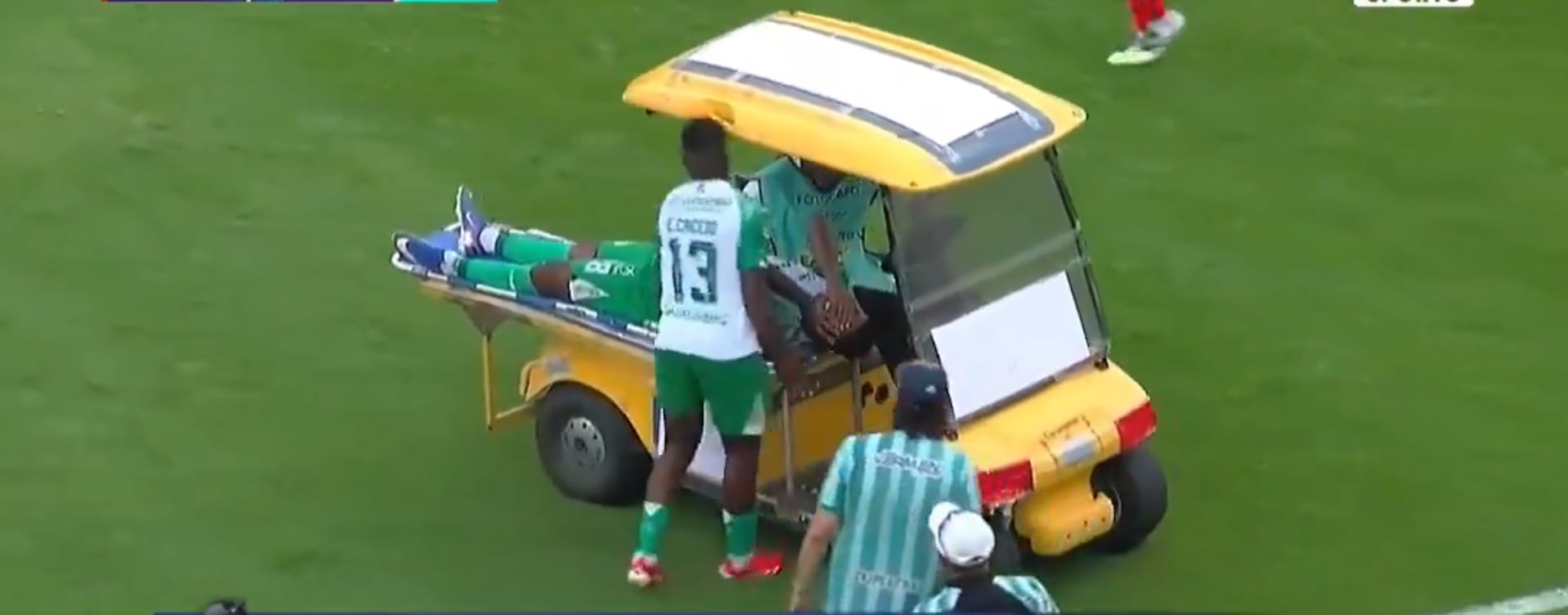 ¡Para no creer! Carrito médico atropella a jugador en medio partido (video)
