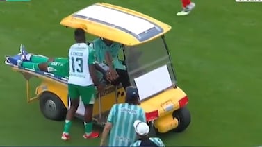¡Para no creer! Carrito médico atropella a jugador en medio partido (video)