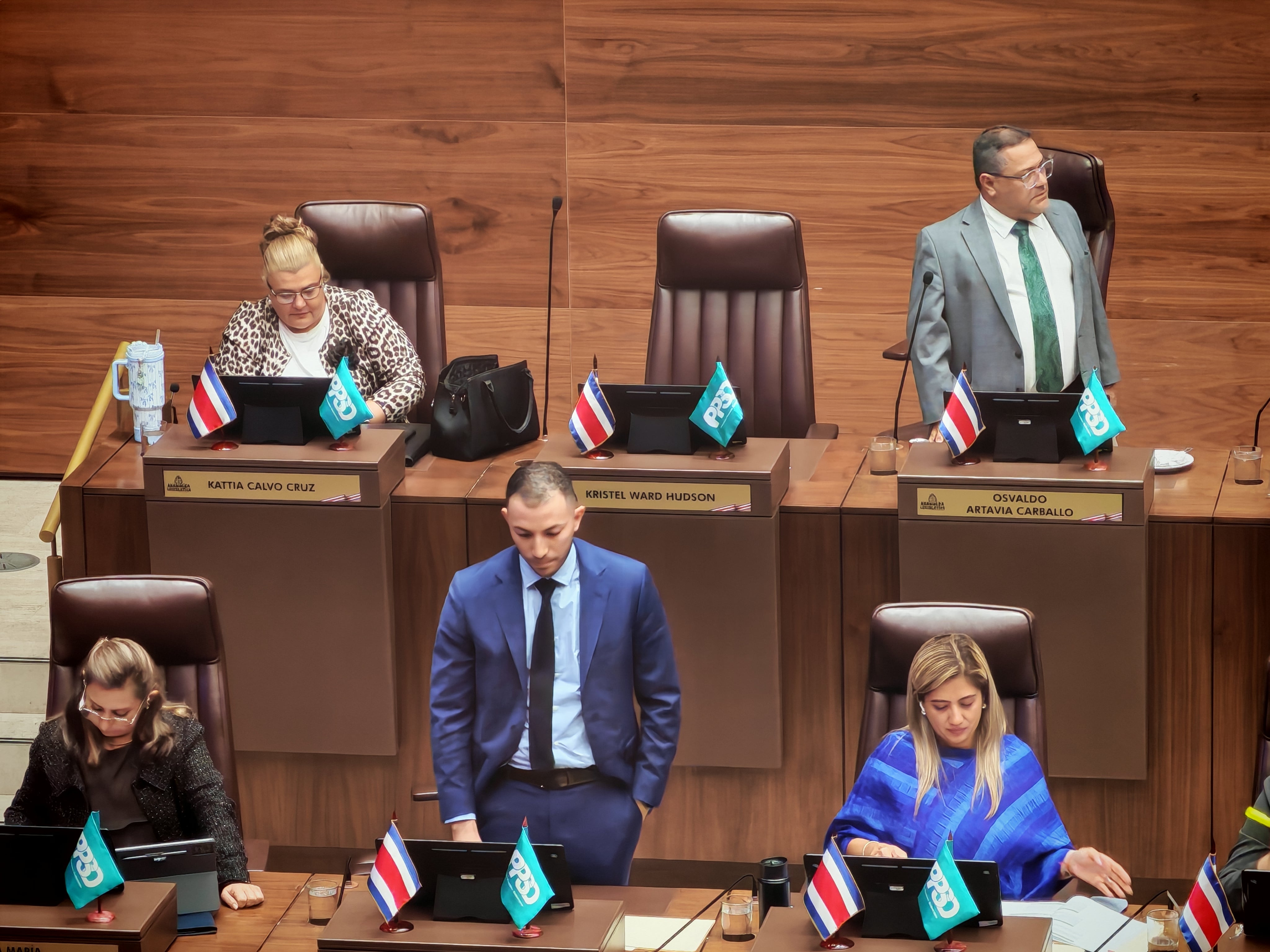 Diputados en el plenario legislativo
