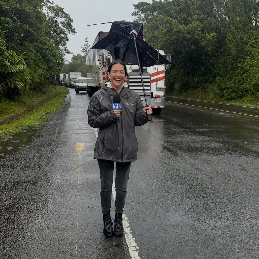 Durante una cobertura en exteriores bajo condiciones climáticas adversas, el fuerte viento y la lluvia provocaron que la sombrilla de María Jesús Rodríguez se despedazara por completo