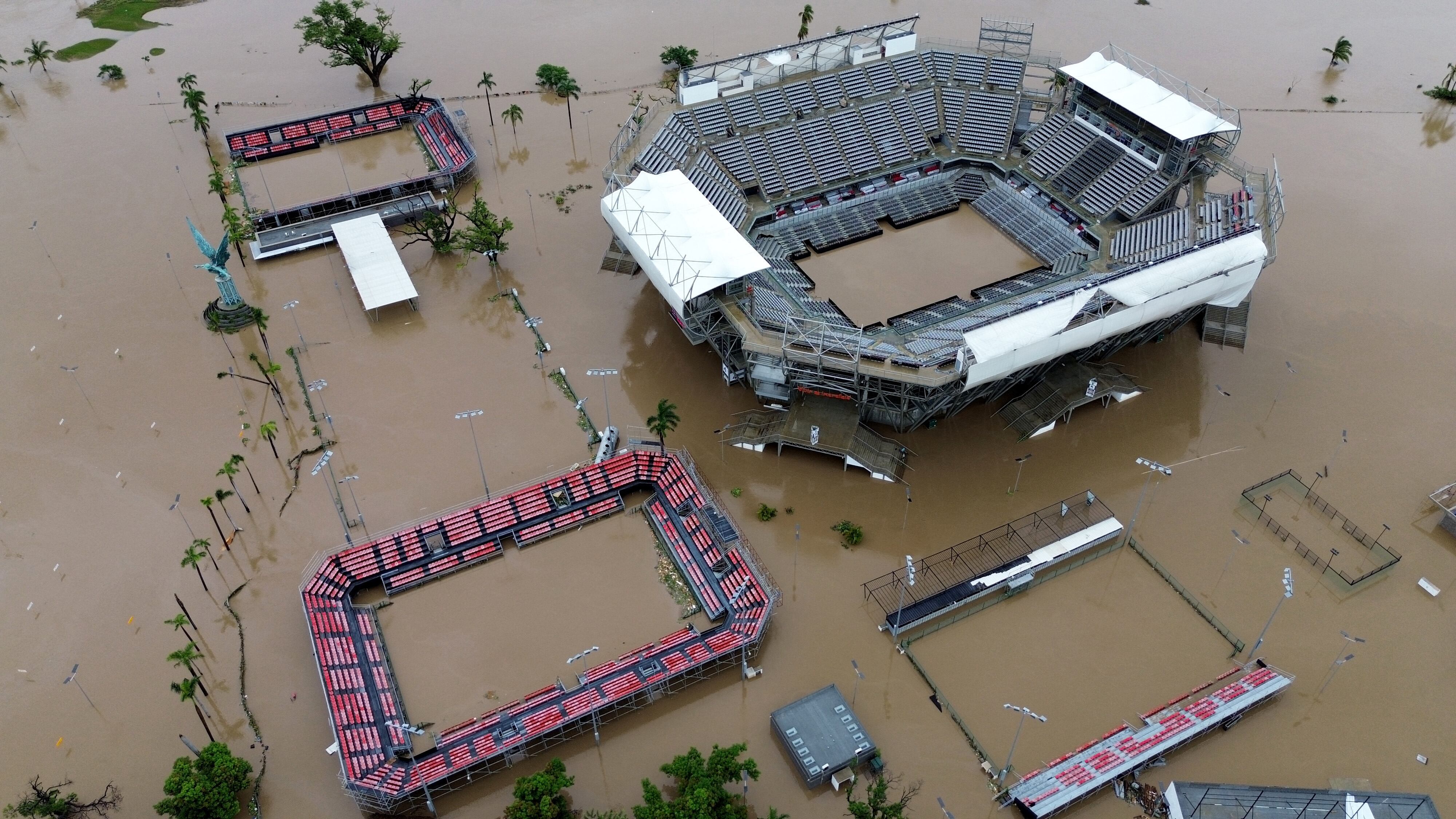 Vista aérea de la cancha de tenis Arena GNP inundada tras el paso del huracán John en Acapulco, estado de Guerrero, México. Las tropas mexicanas se movilizaron el viernes para ayudar a las víctimas de un huracán que azotó la costa del Pacífico, incluido el balneario de Acapulco,