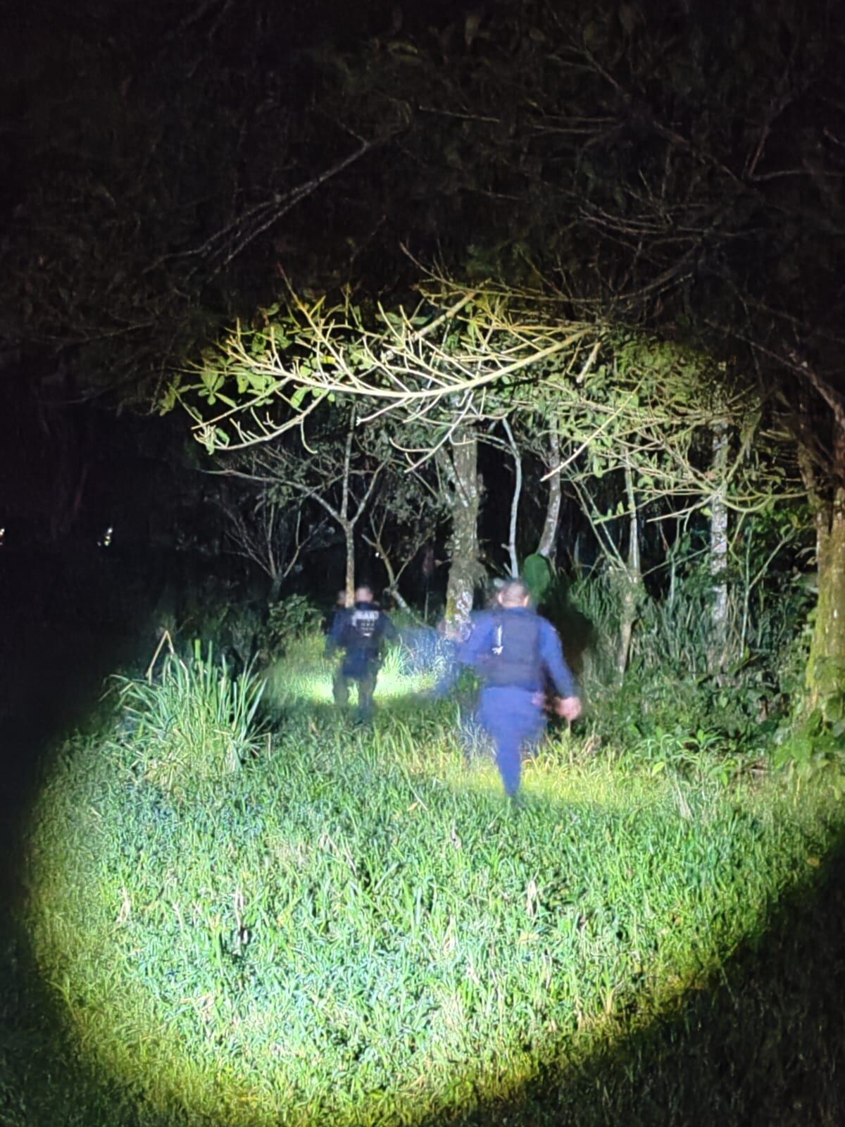 Las autoridades policiales mantienen un fuerte operativo en Santa Clara de Florencia de San Carlos por el presunto rapto de una menor.