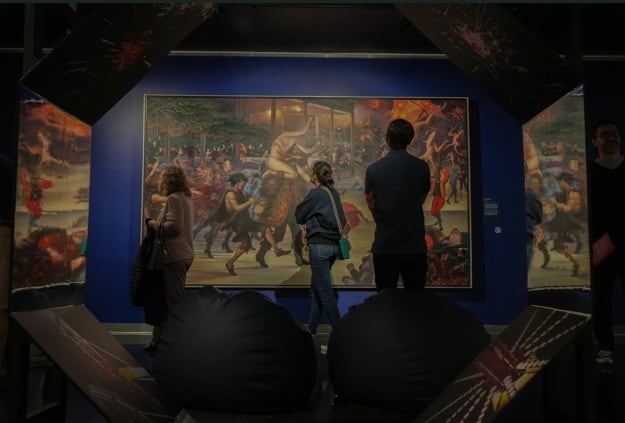 La obra de Julio Escámez 'El gran teatro del mundo' concluye el recorrido de la exposición '¡Por la fiesta!', en el Museo del Jade del INS, hasta julio del 2025.