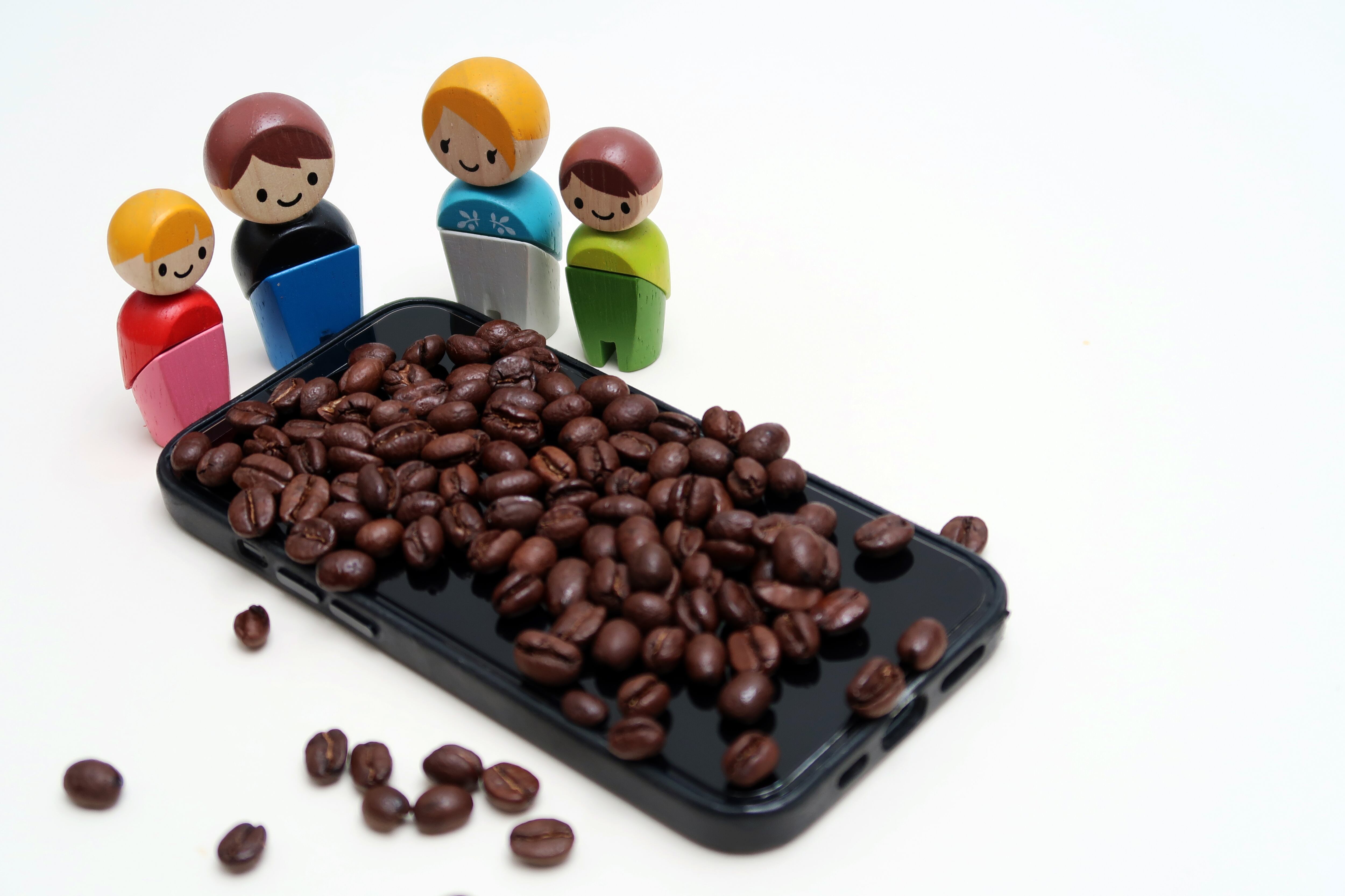 Familia alrededor de un celular, de un café, a la mesa sin celulares, sin pantallas