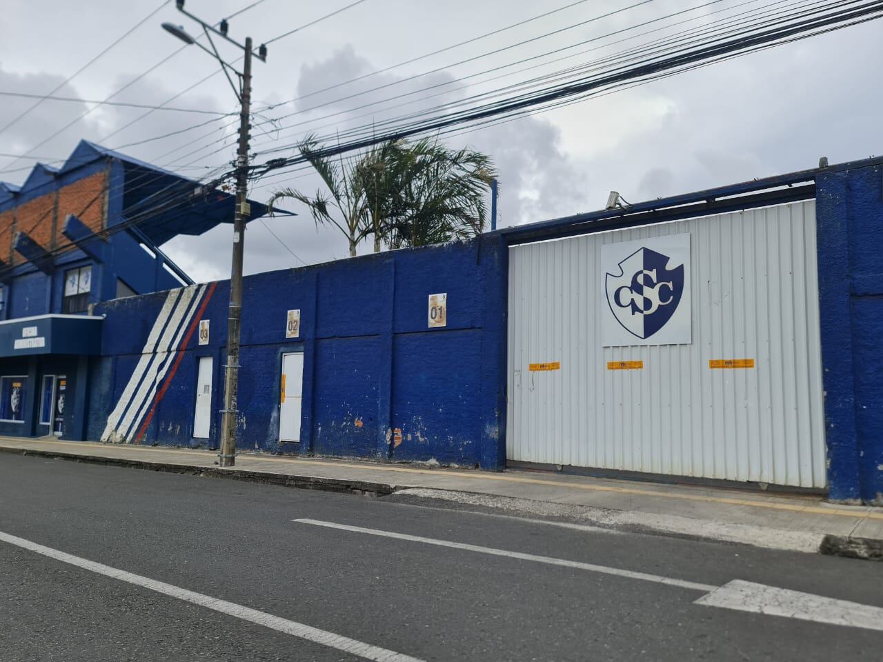 El Ministerio de Hacienda colocó sellos en los principales accesos del estadio Fello Meza. Reducto del Cartaginés fue clausurado por cinco días.
