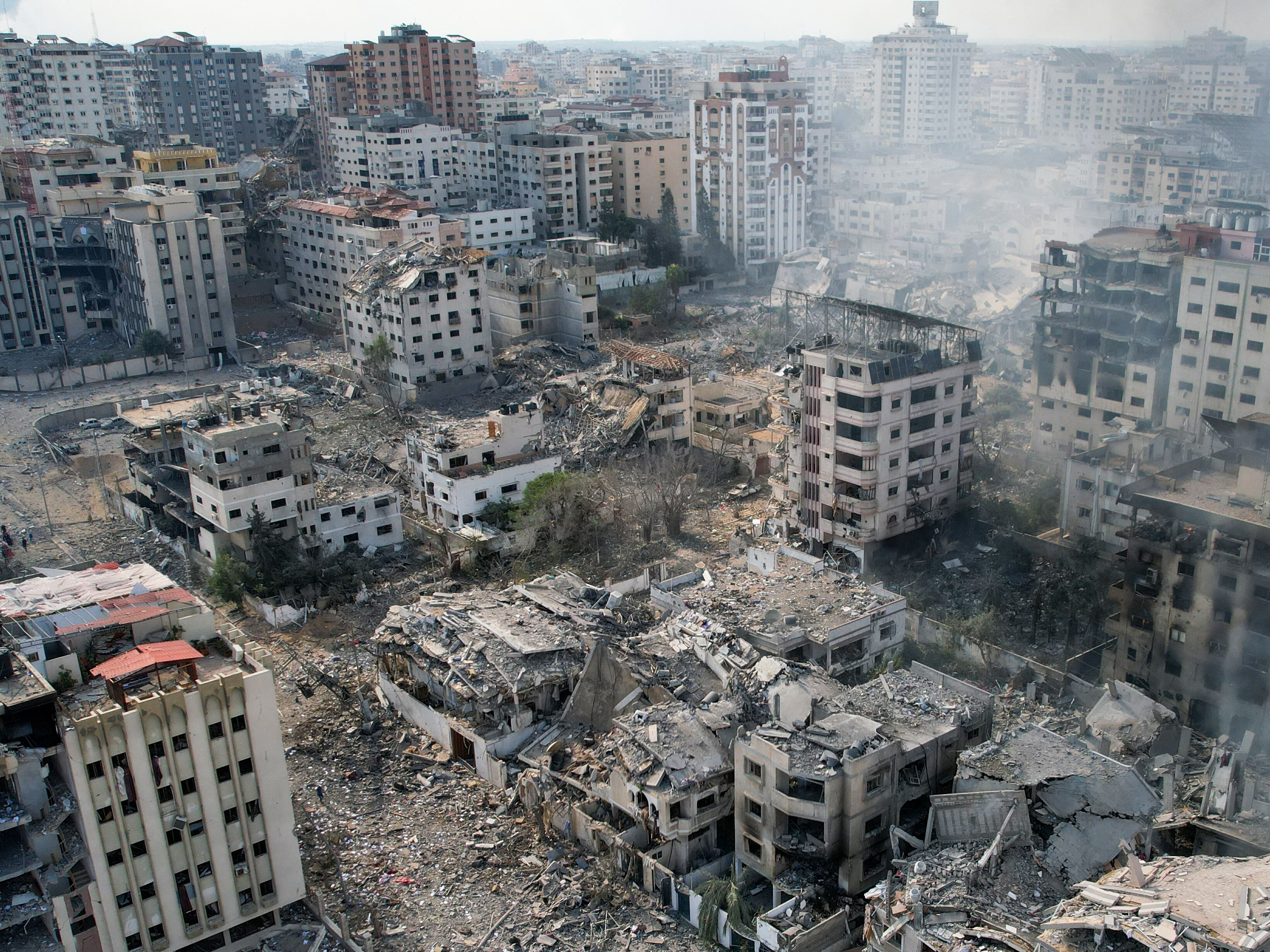 Israel atacó objetivos de Hamás en Gaza y dijo que se encontraron los cuerpos de 1.500 militantes islamistas en ciudades del sur recapturadas por el ejército en extenuantes batallas cerca de la Enclave palestino.