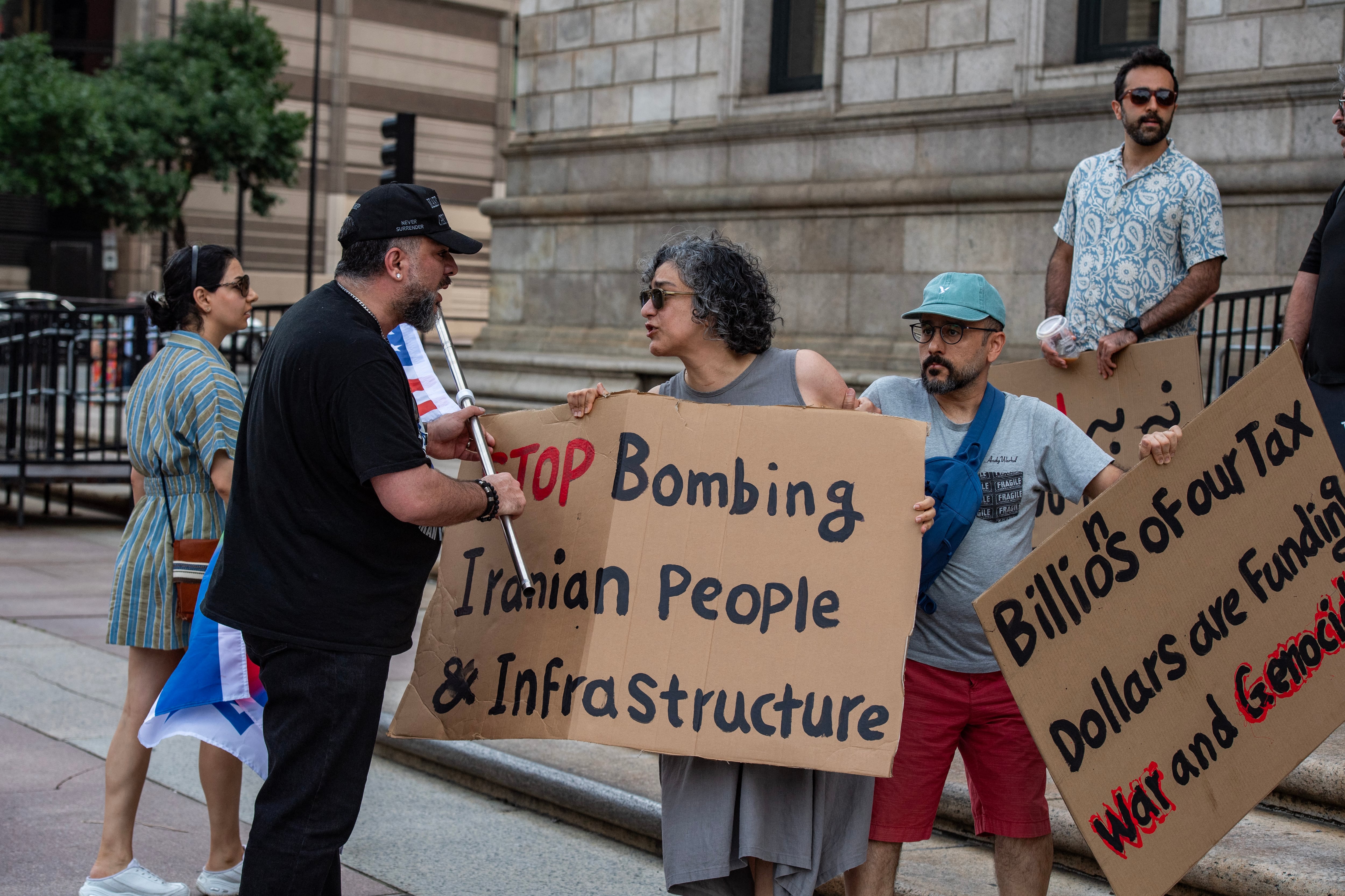 Partidarios y opositores a la guerra entre Estados Unidos e Israel e Irán se enfrentan durante una manifestación contra la guerra en Copley Square, Boston, Massachusetts, este 2 de agosto de 2026.