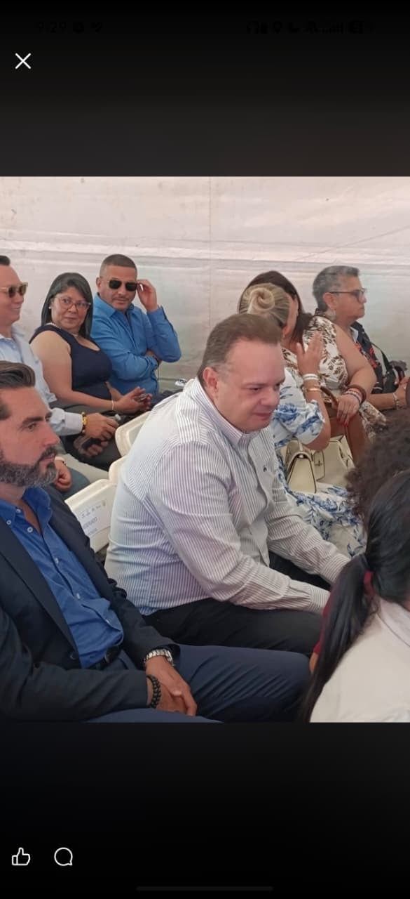El extraditable Guobin Tam Zhang está a la izquierda detrás de la fila en donde estaban los diputados electos del PPSO, Antonio Barzuna y Gonzalo Ramírez.