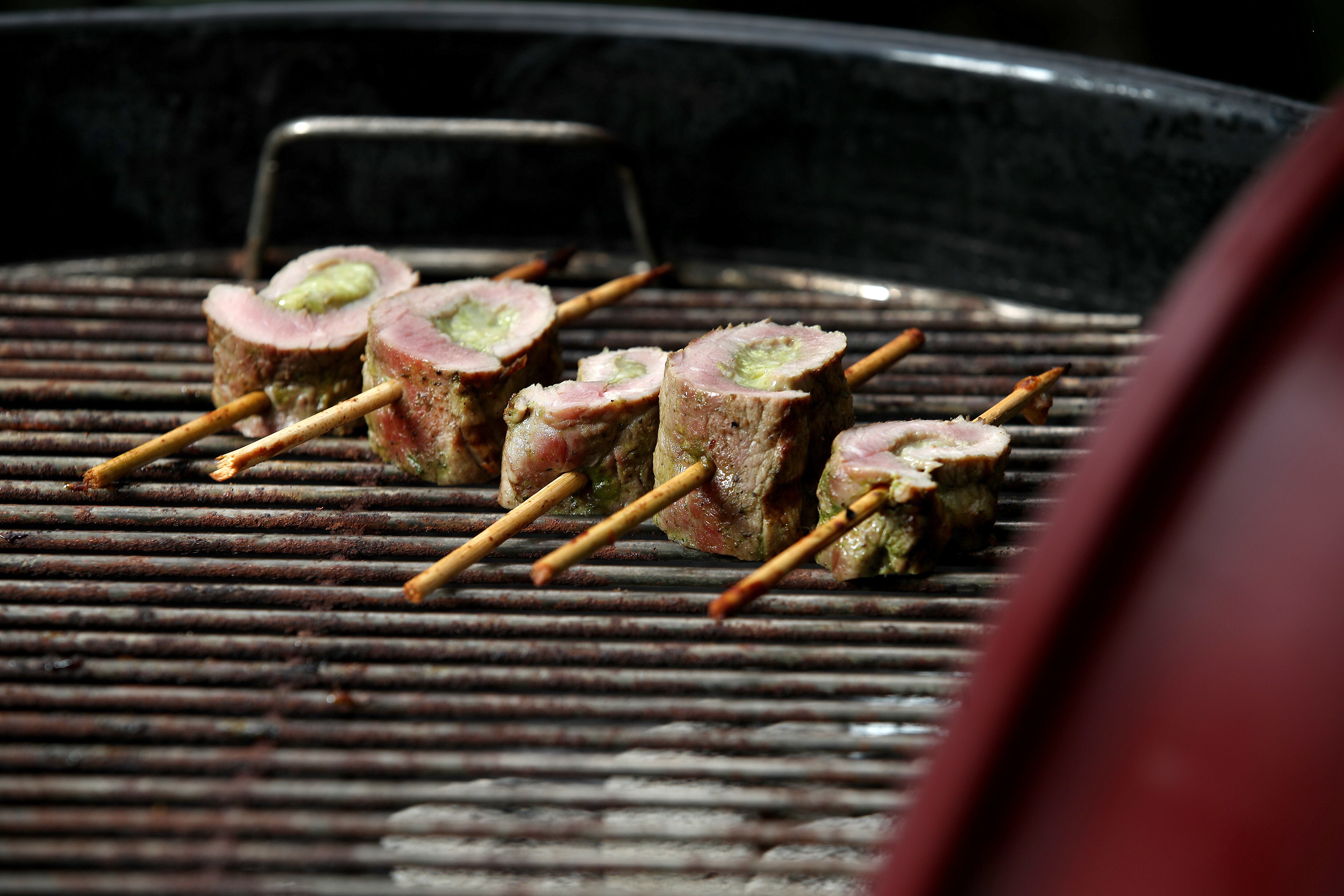 Imagen de carne cocinándose sobre una parrilla.