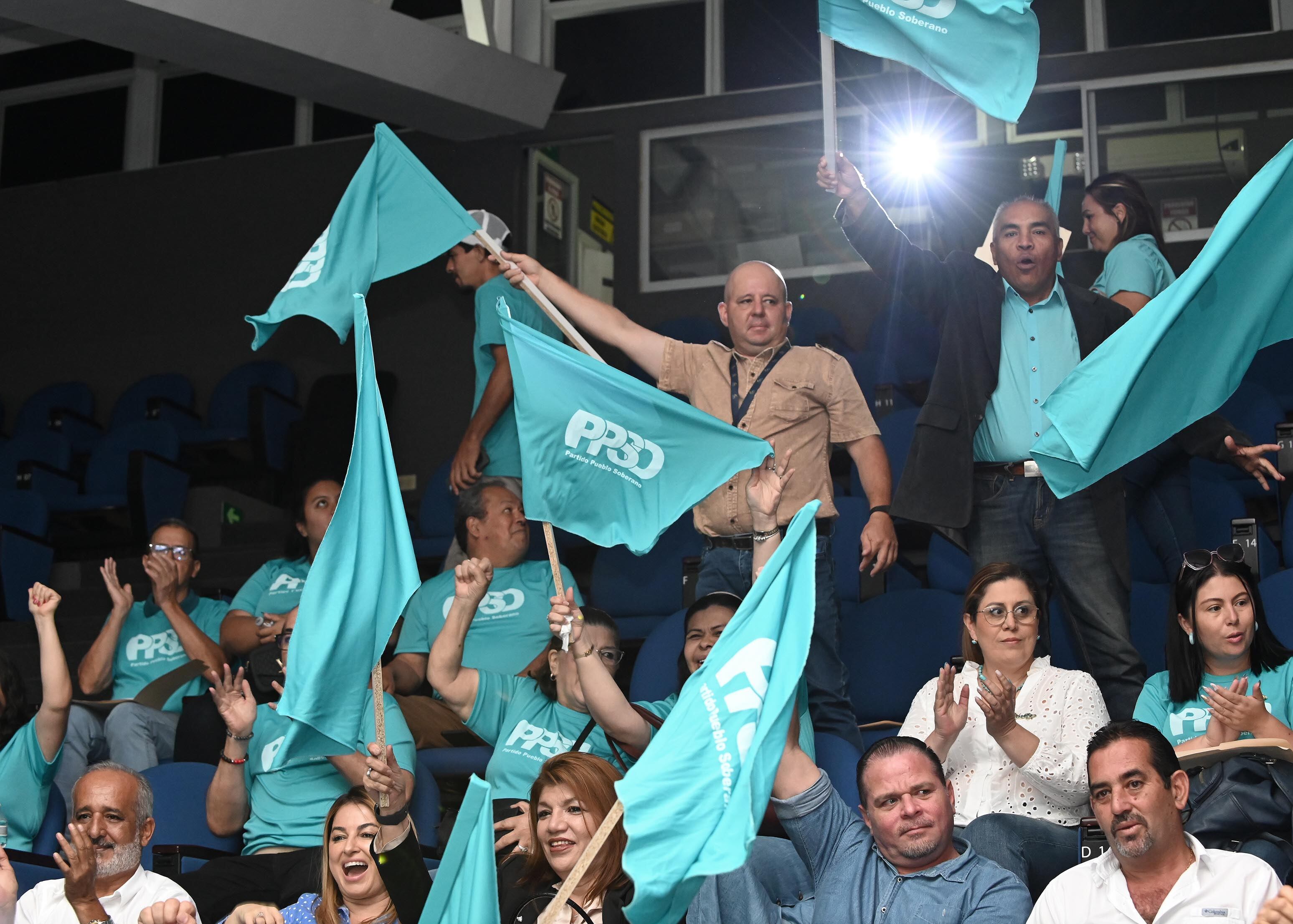 01 de junio del 2025. Auditorio del Grupo Moreno en Pavas. 11:00 hrs. Dirigentes y delegados del Partido Pueblo Soberano eligieron al exministro Francisco Gamboa como secretario general. En una asamblea realiada en el salón de eventos Grupo Moreno y con la presencia de 63 delegados se llevó a cabo la elección poco después del mediodía. En la foto: Francisco Gamboa es recibido por los simpatizantes del partido. Foto: Albert Marín.