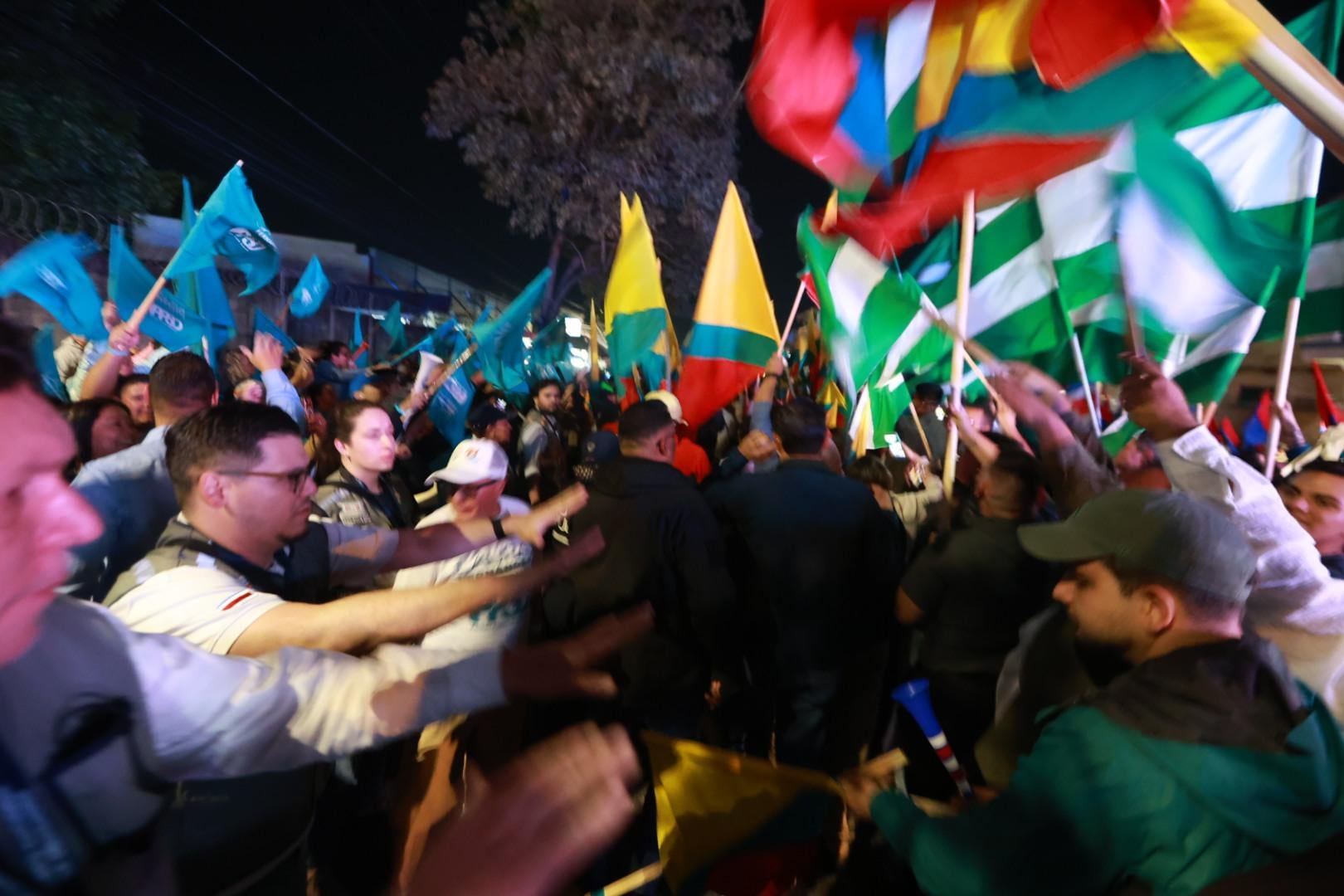 Seguidores de varios partidos políticos calientan el ambiente en las afueras de Repretel con motivo del debate presidencial de este martes 27 de enero, 2026.