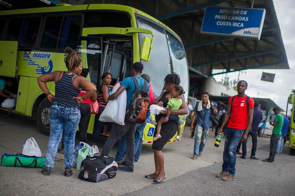 En la oficina de Migración en Paso Canoas, en la frontera con Panamá, decenas de migrantes irregulares solicitan un permiso de estadía temporal, para poder transitar por territorio costarricense por 25 días, como parte de su éxodo hacia Estados Unidos. | JOSÉ CORDERO