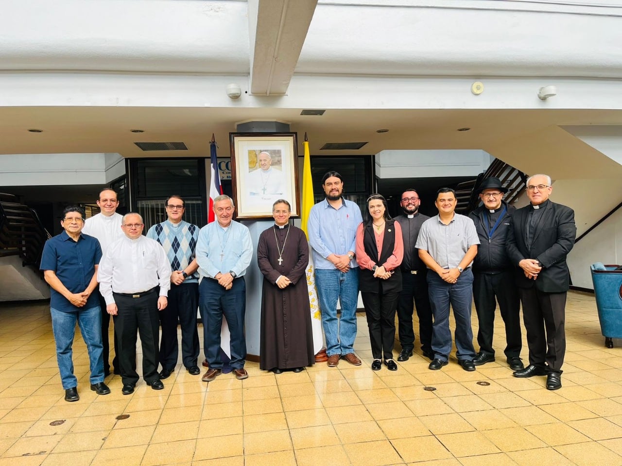 Mons. Mark Gerard Miles, al centro, se reunió este 22 de octubre 2024 con los encargados de las comisiones nacionales y entidades de la CECOR.