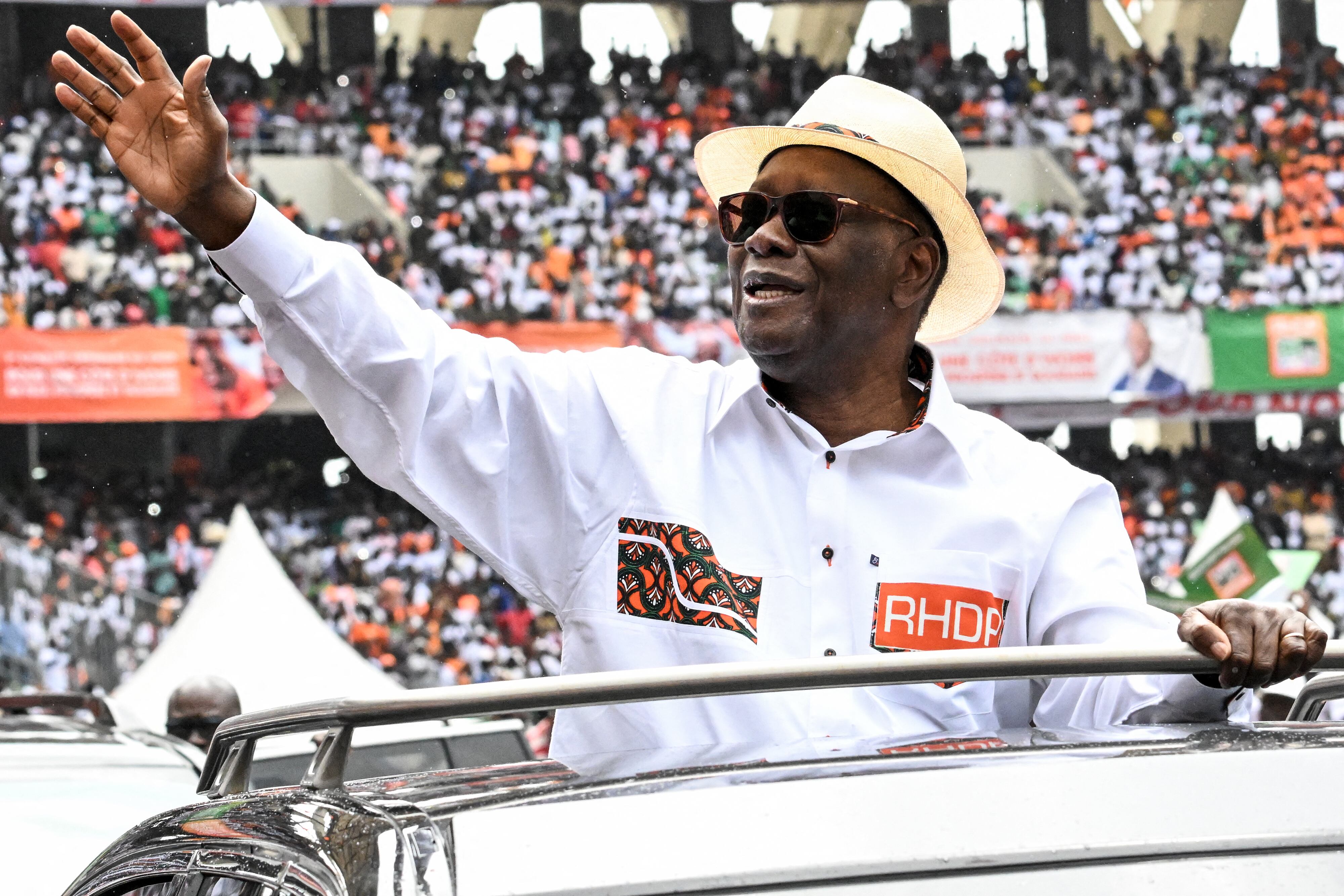 (ARCHIVO) El presidente de Costa de Marfil, Alassane Ouattara, hace un gesto al llegar al Estadio Olímpico Ebimpe para una reunión el 22 de junio de 2025 en Abiyán. El presidente Ouattara anunció el 29 de julio de 2025 que buscará un cuarto mandato en las elecciones de octubre de 2025 en Costa de Marfil, en medio de crecientes tensiones por la exclusión de varios candidatos opositores de peso. (Foto de Sia KAMBOU / AFP)