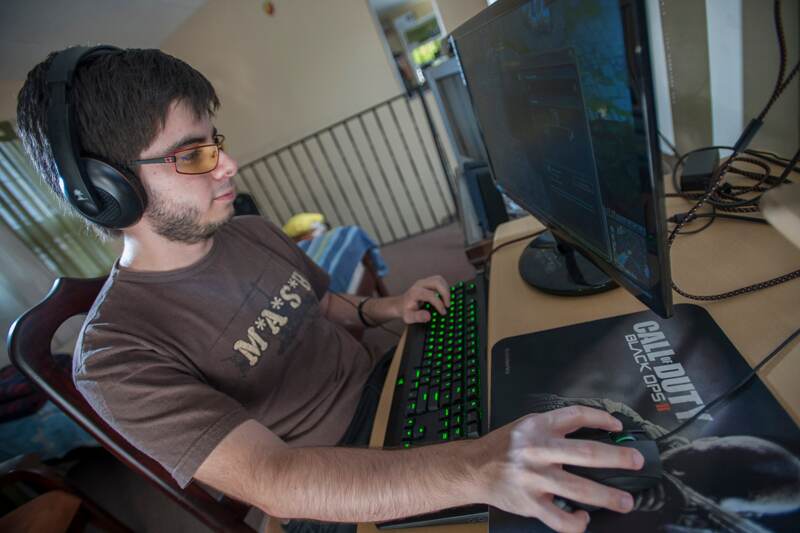 Él es Mauricio Madrigal. Junto con su hermano gemelo, ha ganado la mayoría de los torneos de League of Legends en los que han participado en Costa Rica. | FOTO: FABIÁN HERNÁNDEZ