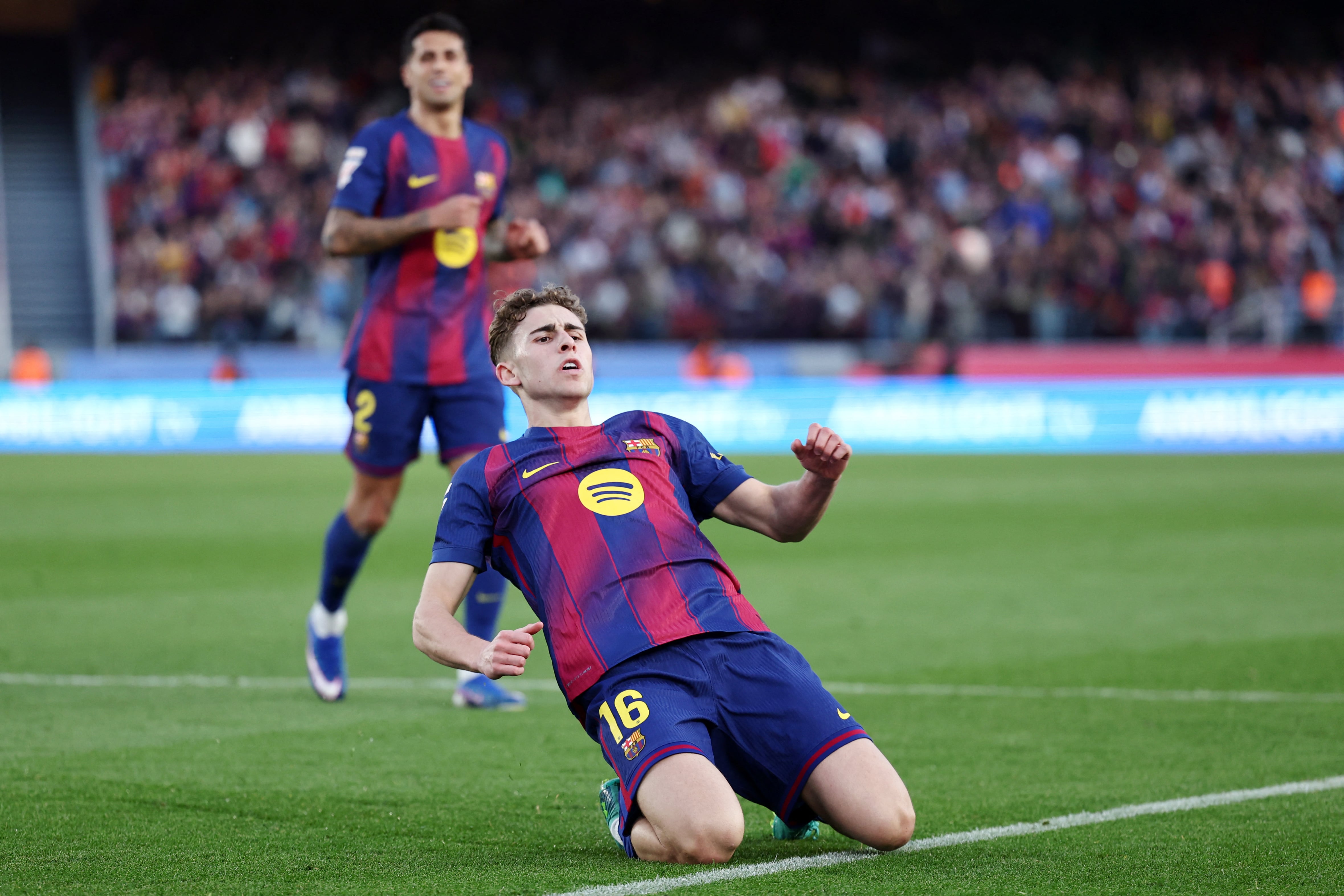 Fermín López celebra el tercer gol del Barcelona ante el Levante, para una victoria que devuelve a los azulgrana a la cima de la Liga Española.