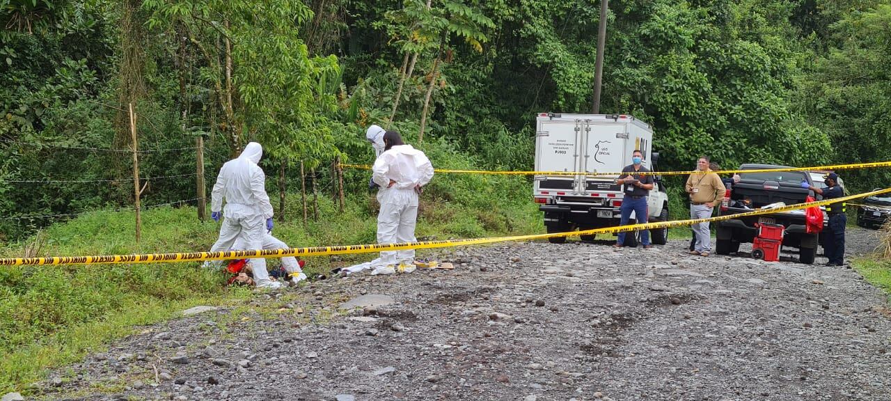En una calle de lastre, los agentes del OIJ realizaron este martes el levantamiento del cuerpo. Foto: suministrada por Edgar Chinchilla.