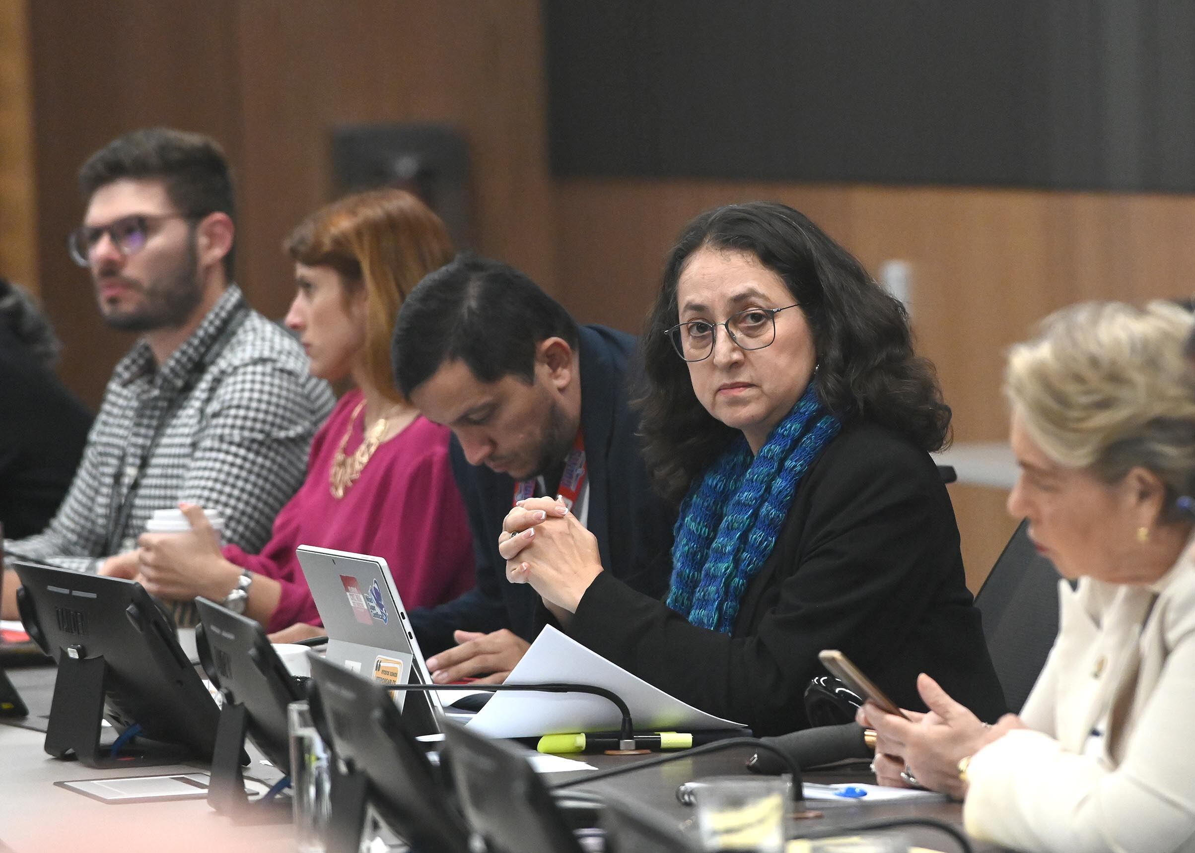 23 de junio del 2025. Asamblea Legislativa. 18:00 hrs. Comparecencia del vicepresidente de la República Stephan Brunner ante comisión legislativa de Control de ingreso y gasto público. Brunner deberá exolicar a los diutados el proceso de investigación contra la Junta Directiva del Banco Nacional destituida por el gobierno el pasado 28 de mayo. En la foto: Stephan Brunner durante el interrogatorio. Luz Mary Alpízar, diputada. Foto: Albert Marín