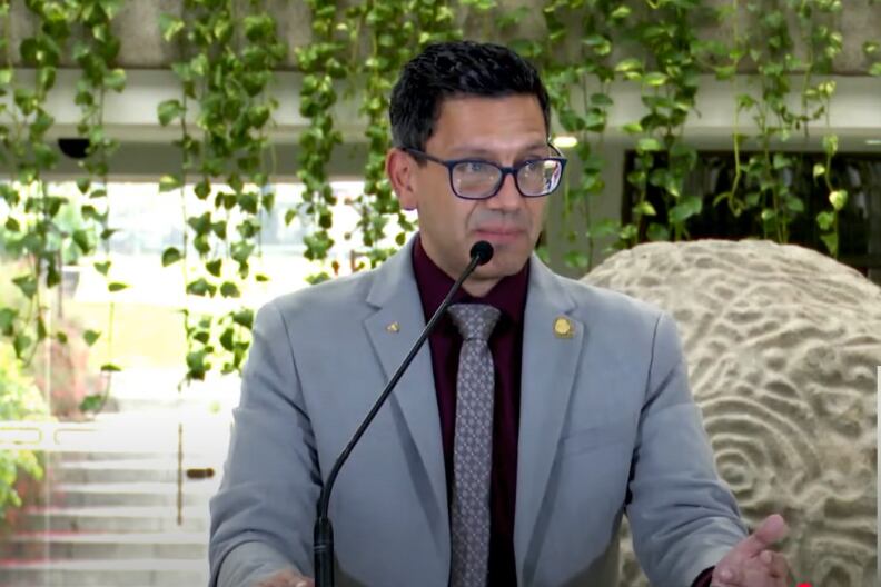 Ministro de Obras Públicas en conferencia de prensa.