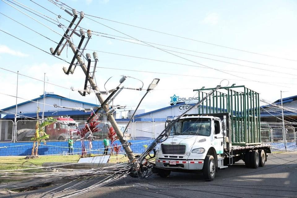 Un camión chocó contra poste del fluido eléctrico en Tibás.