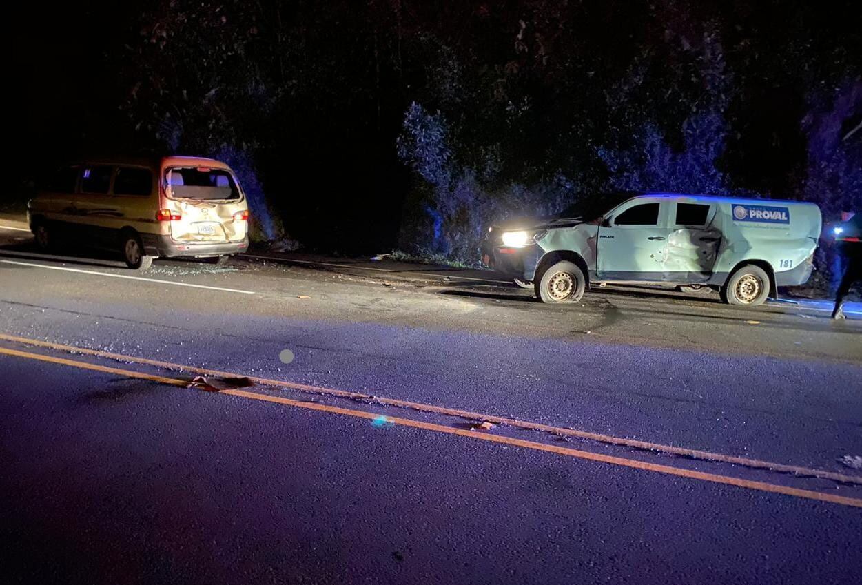 Además de perder las tulas con el dinero, el carro de la empresa Proval quedó totalmente dañado por la colisión, los disparos y los daños al abrir el cajón. Foto: Reiner Montero.