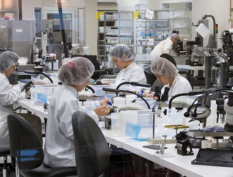 Fotografía de trabajadores de la industria de manufactura de implementos médicos