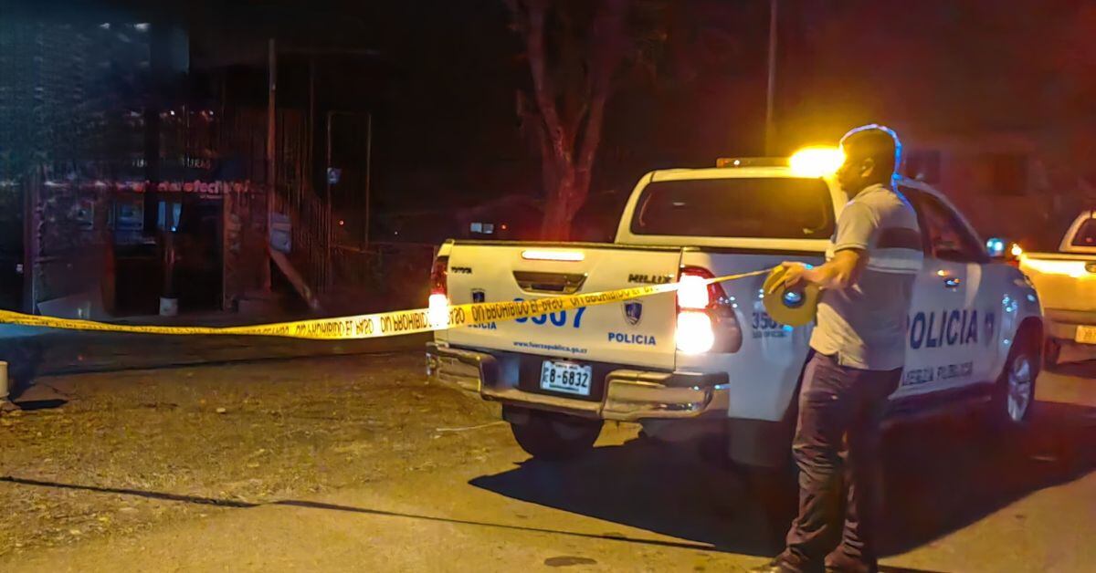 Cinco motociclistas perdieron la vida en accidentes de tránsito ocurridos en las últimas 48 horas, en su mayoría tras colisionar contra barreras o muros. Los dos hechos más recientes se registraron la tarde del sábado en Abangaritos de Cañas, Guanacaste, y la madrugada de este domingo en Santo Domingo de Heredia. La imagen corresponde a la colisión entre una moto y un vehículo en Santo Domingo de Heredia.