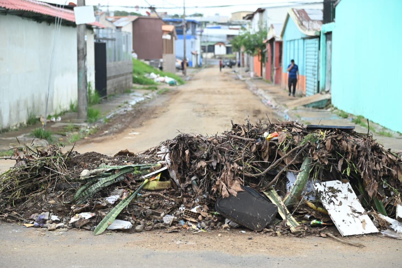 Las lluvias y ráfagas de viento del sábado afectaron diversos puntos de Cartago.