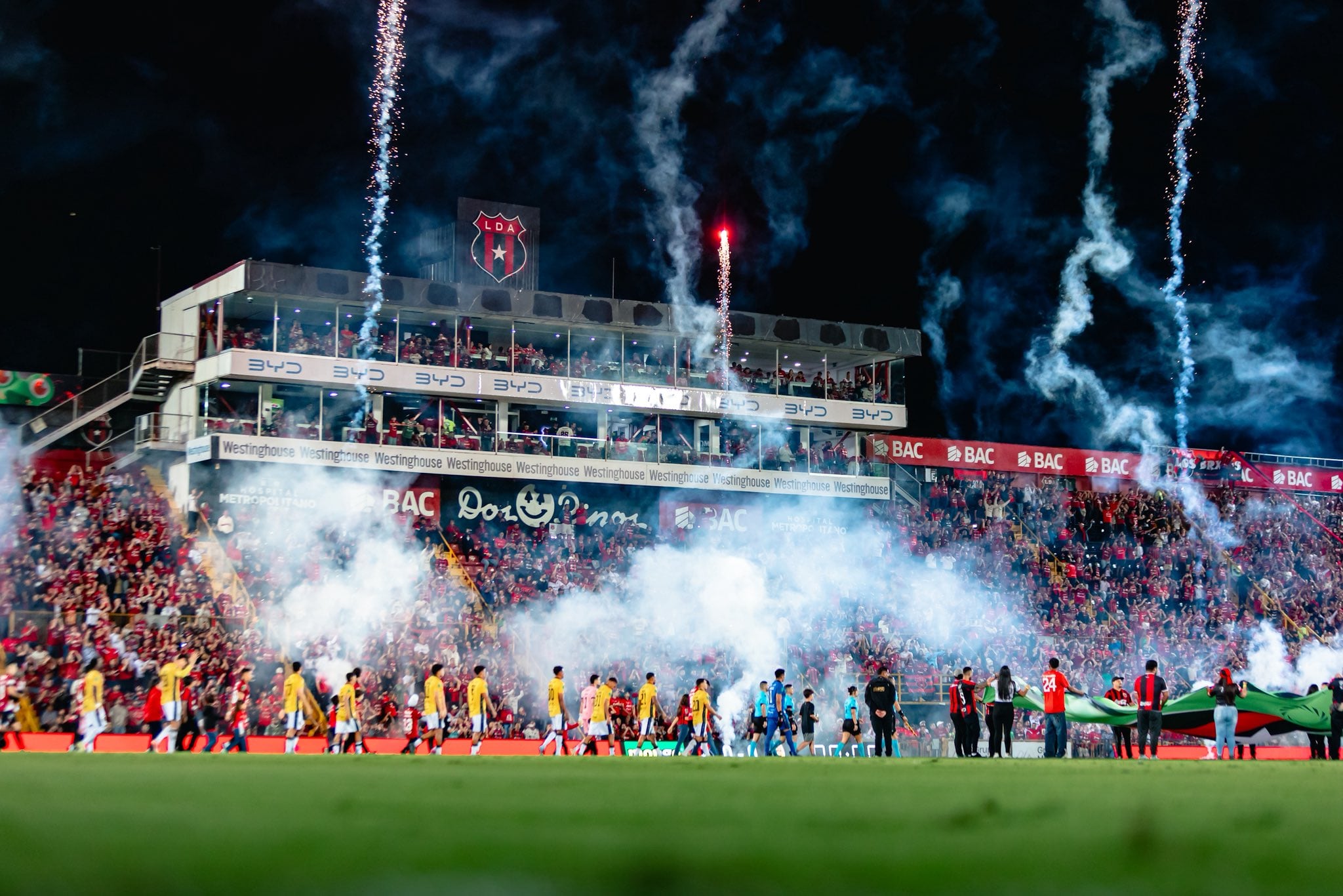 Liga Deportiva Alajuelense y el Municipal Liberia tuvieron un recibimiento con pólvora incluida.
