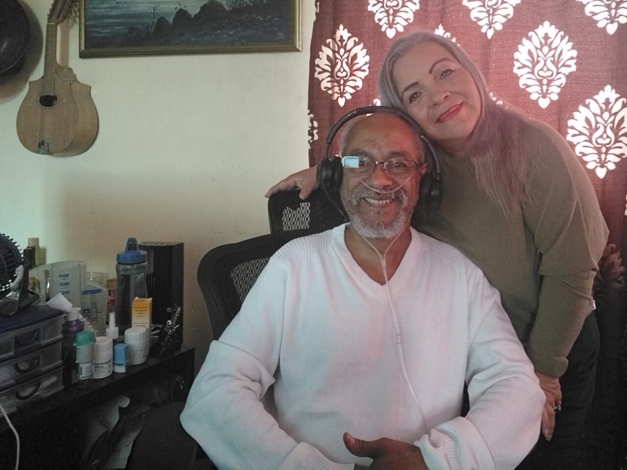 Alicia Camacho Salazar y su esposo José Guillermo Joseph Vásquez, de 59 años, y en espera de trasplante de pulmón.