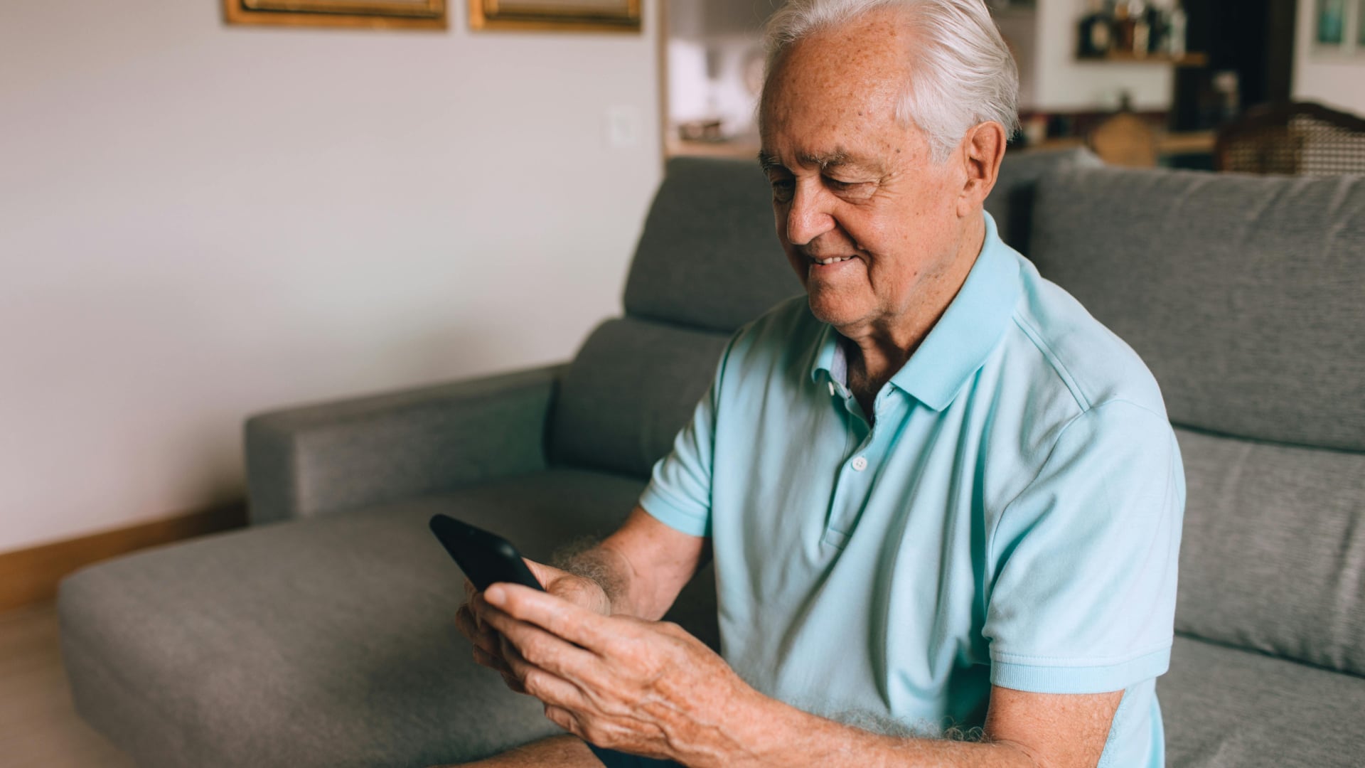 Participantes del programa “Tu Banca a un Clic” recibirán formación gratuita en alfabetización digital y servicios financieros en línea, con el respaldo de 11 bancos y sedes en todo el país. La iniciativa busca promover la inclusión financiera de personas adultas mayores.