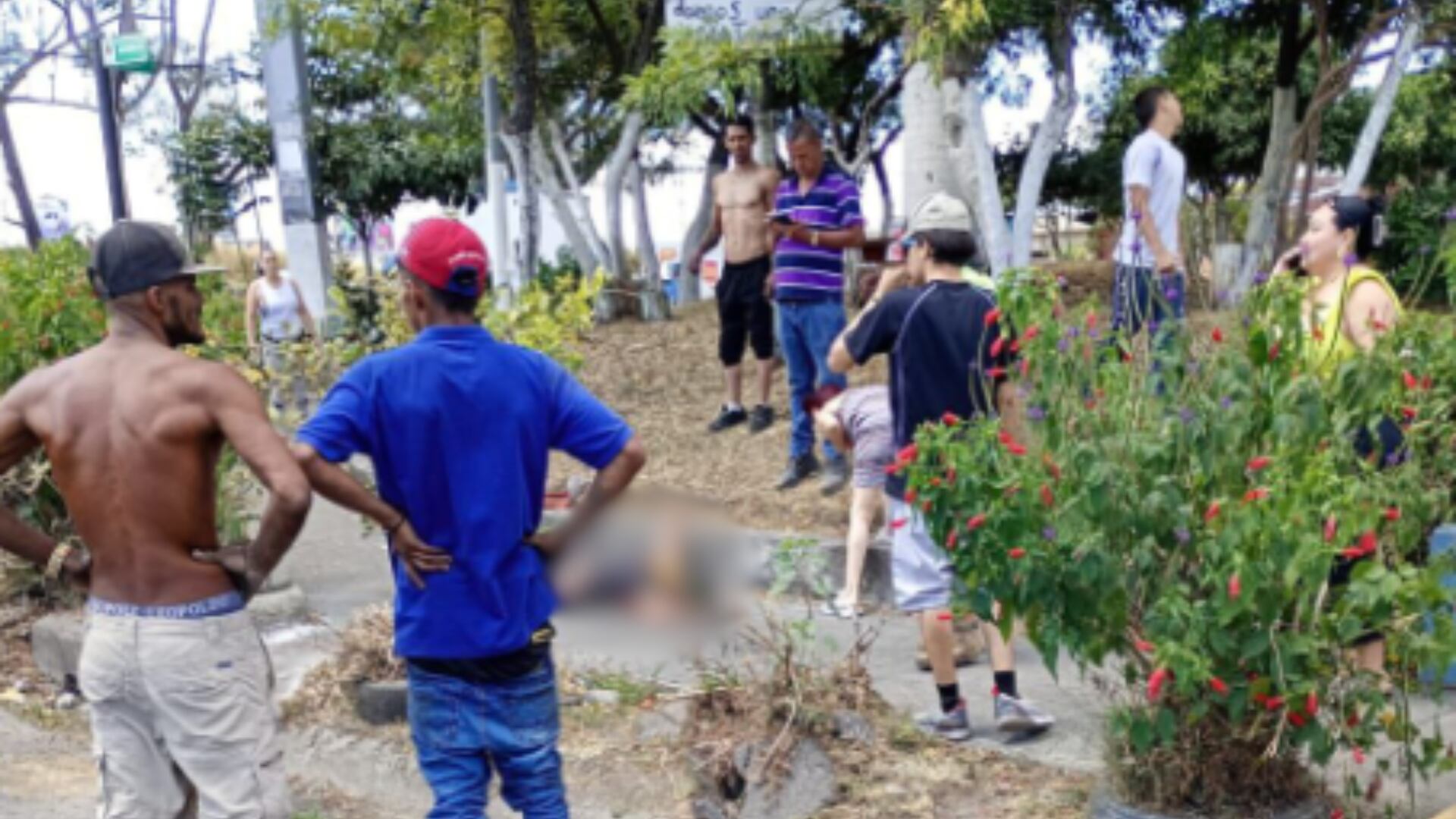 El motociclista quedó tendido en la acera y sin vida.