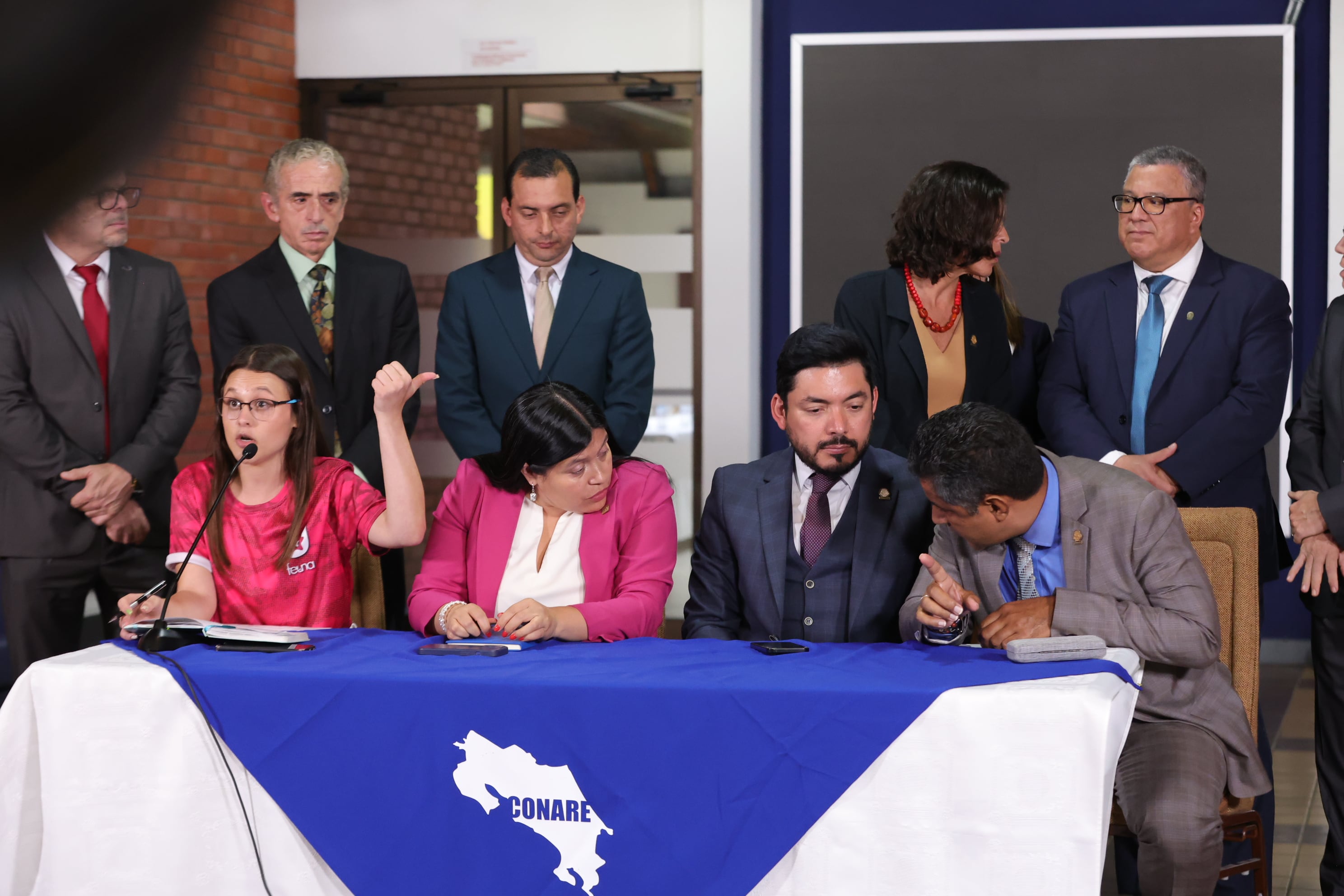 24/06/2025/ Los jerarcas de Educación, Leonardo Sánchez; de Hacienda, Nogui Acosta; de Mideplán, Marta Esquivel, y del Micitt, Paola Nájera, Maria Estrada durante conferencia de prensa en el cuarto encuentro para negociar el FEES 2026. /foto John Durán