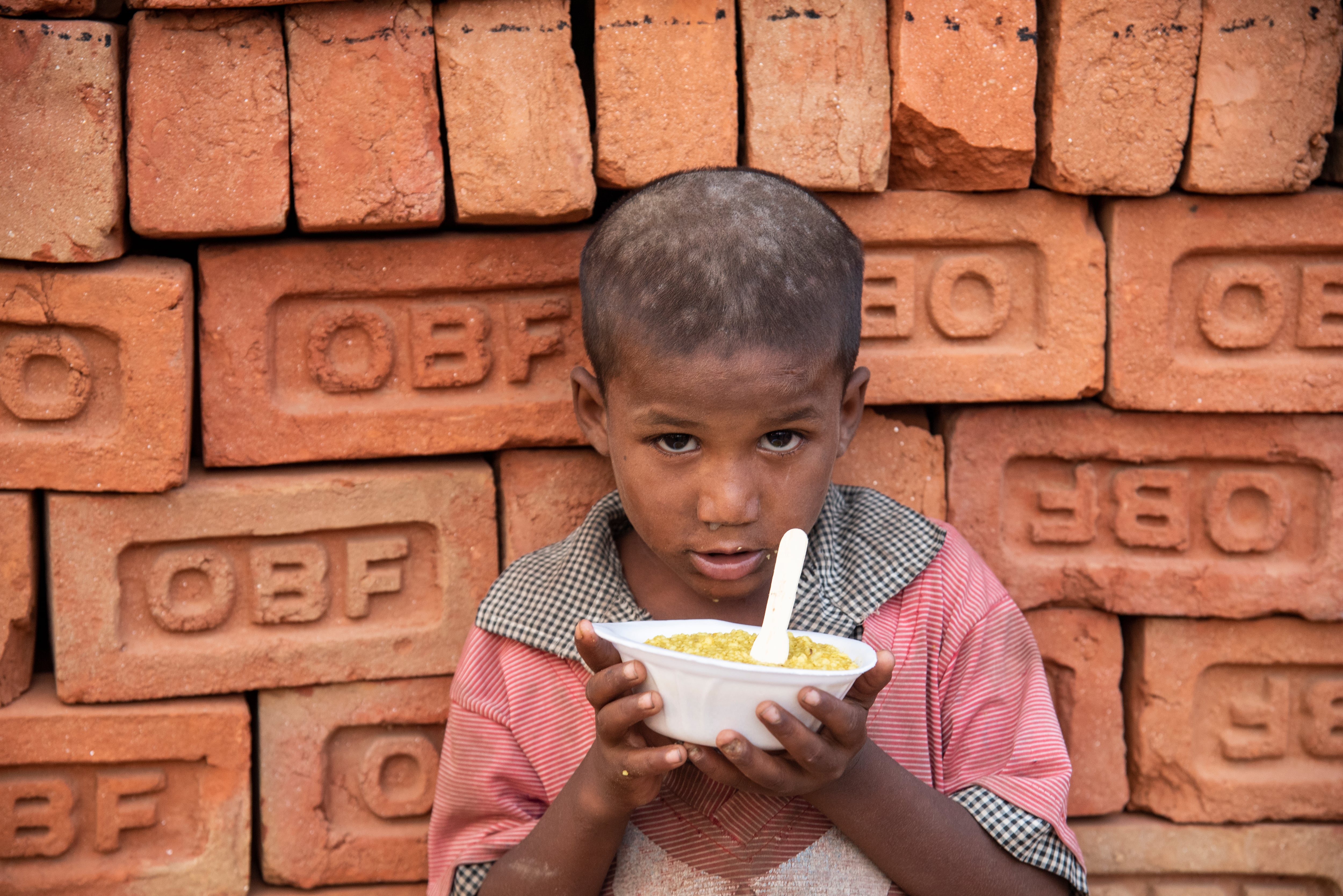 Un niño con su plato de comida en Nueva Delhi, India, donde el 20% de los 220 millones de personas que conforman la población del país están bajo la línea de pobreza.