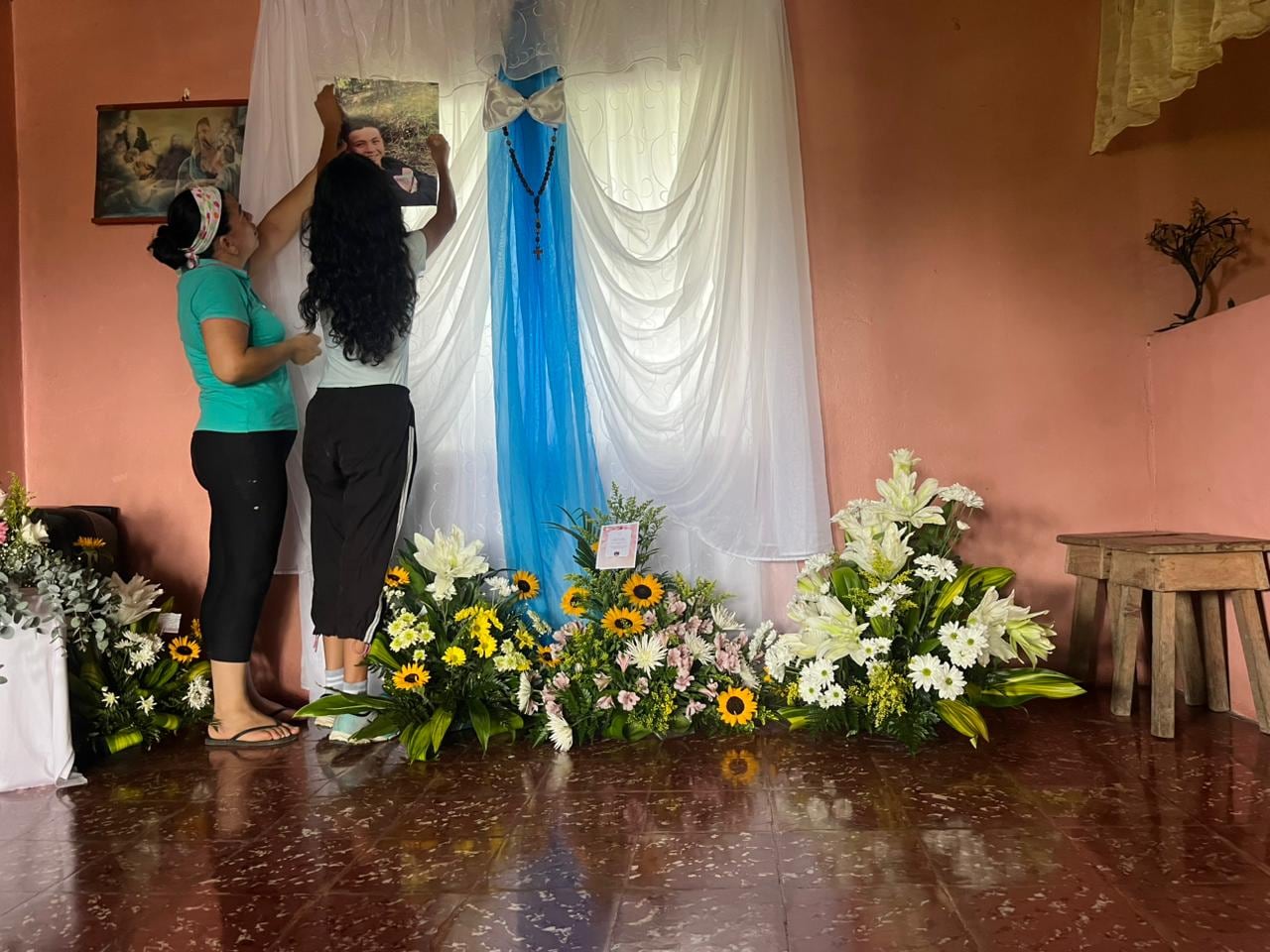 Familiares prepararon este lunes el espacio donde será velado el adolescente de 16 años.