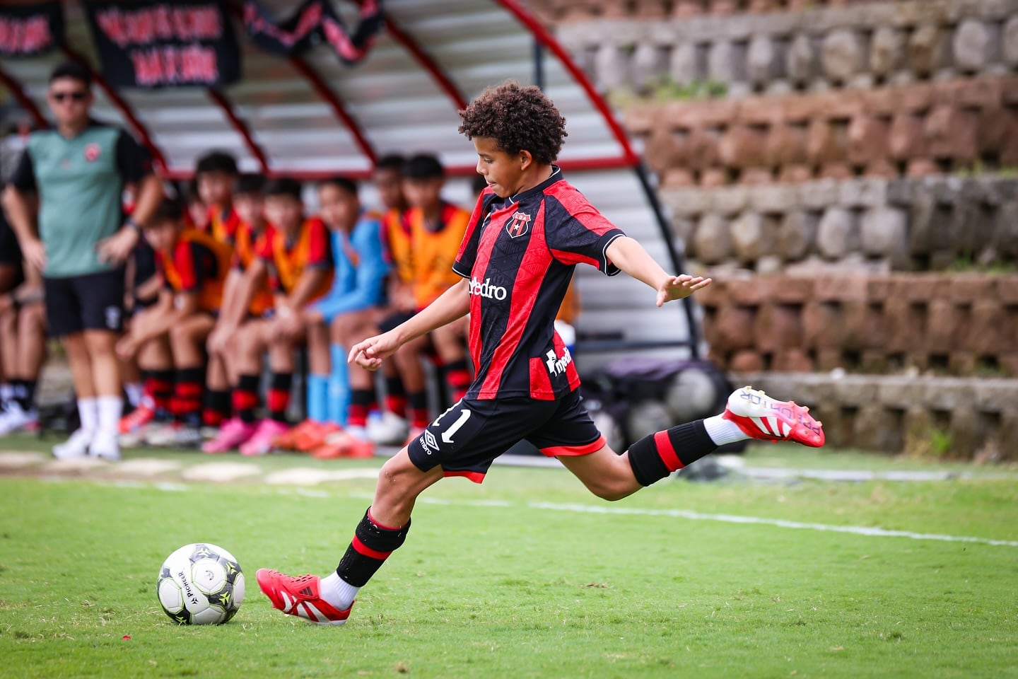 Arjen Barrantes acababa de recibir su medalla de campeón U-13 con Liga Deportiva Alajuelense y ya estaba pensando en la Supercopa.